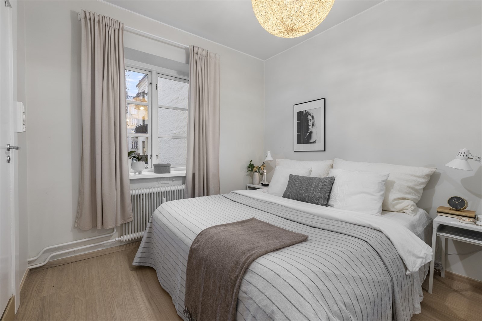 Romslig hovedsoverom med utsikt mot stille bakgård. Galleribilde