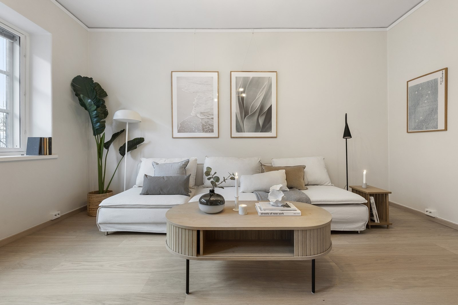 Romslig stue med plass til stor sofa og møblering etter ønske. Galleribilde