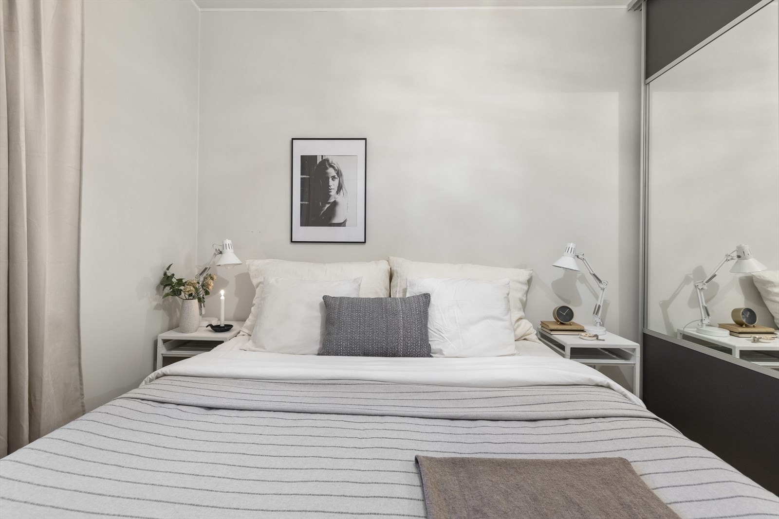 Plass til dobbeltseng og øvrig møblement. Galleribilde