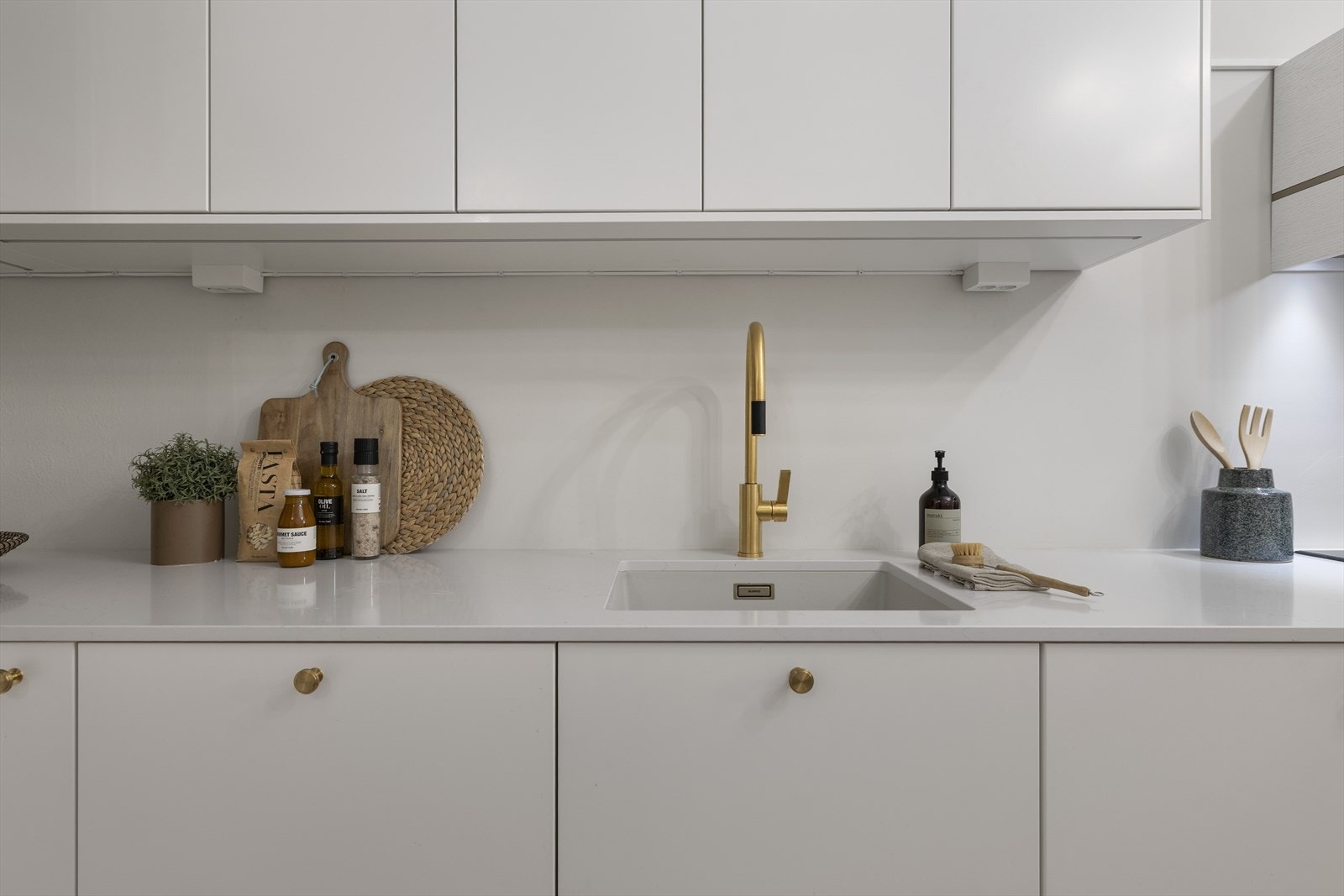 Komposittbenkeplate med underlimt vask for enklere rengjøring, kombinert med moderne ettgreps blandebatteri. Galleribilde