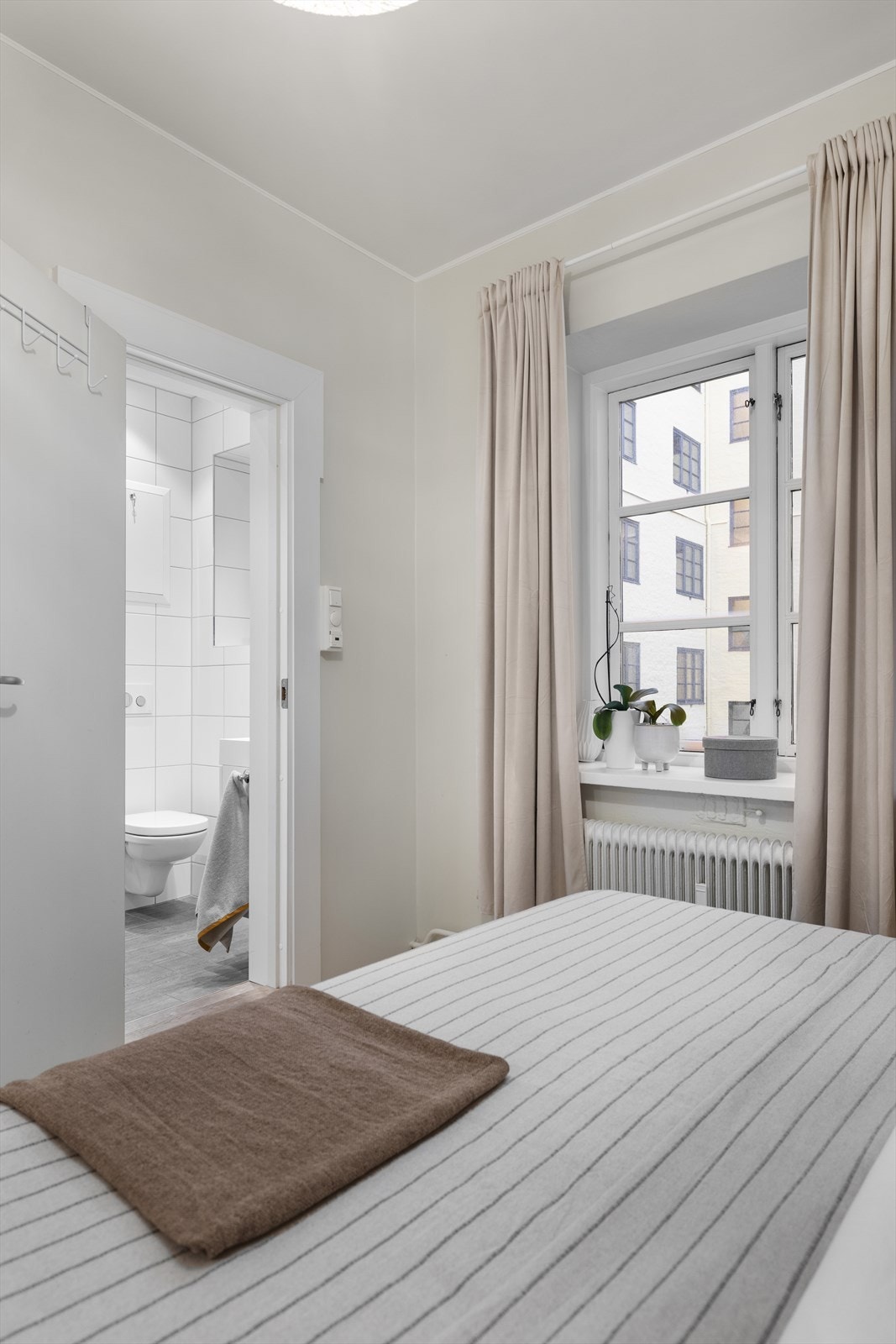 Direkte tilgang til bad fra hovedsoverommet, vendt mot stille bakgård. Galleribilde