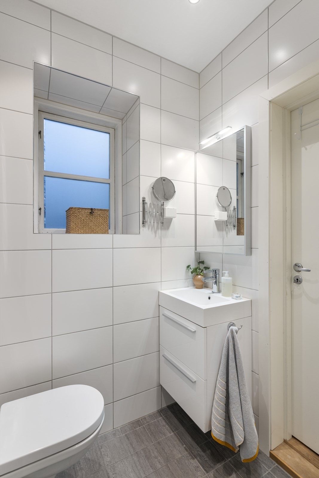 Vegghengt toalett og stilren, plassbesparende servant. Galleribilde