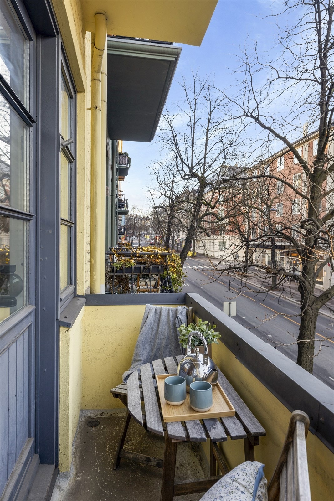 Balkong hvor man kan kose seg og nyte noe godt i solen, med utsyn mot det yrende livet i Bygdøy allé. Galleribilde