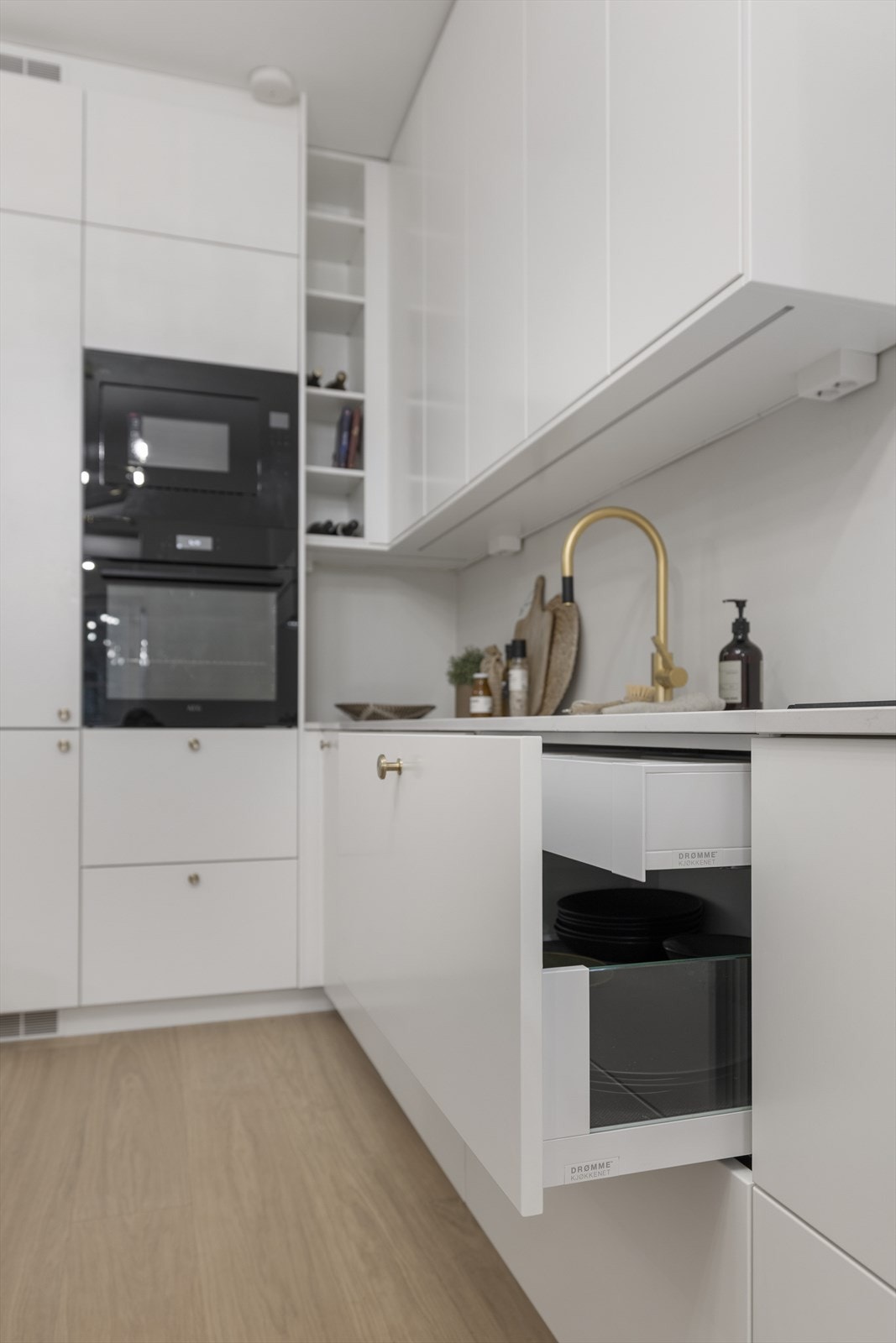 Skuffene er gjennomtenkt designet med smarte funksjoner som skuff i skuff og glassvegger. Galleribilde