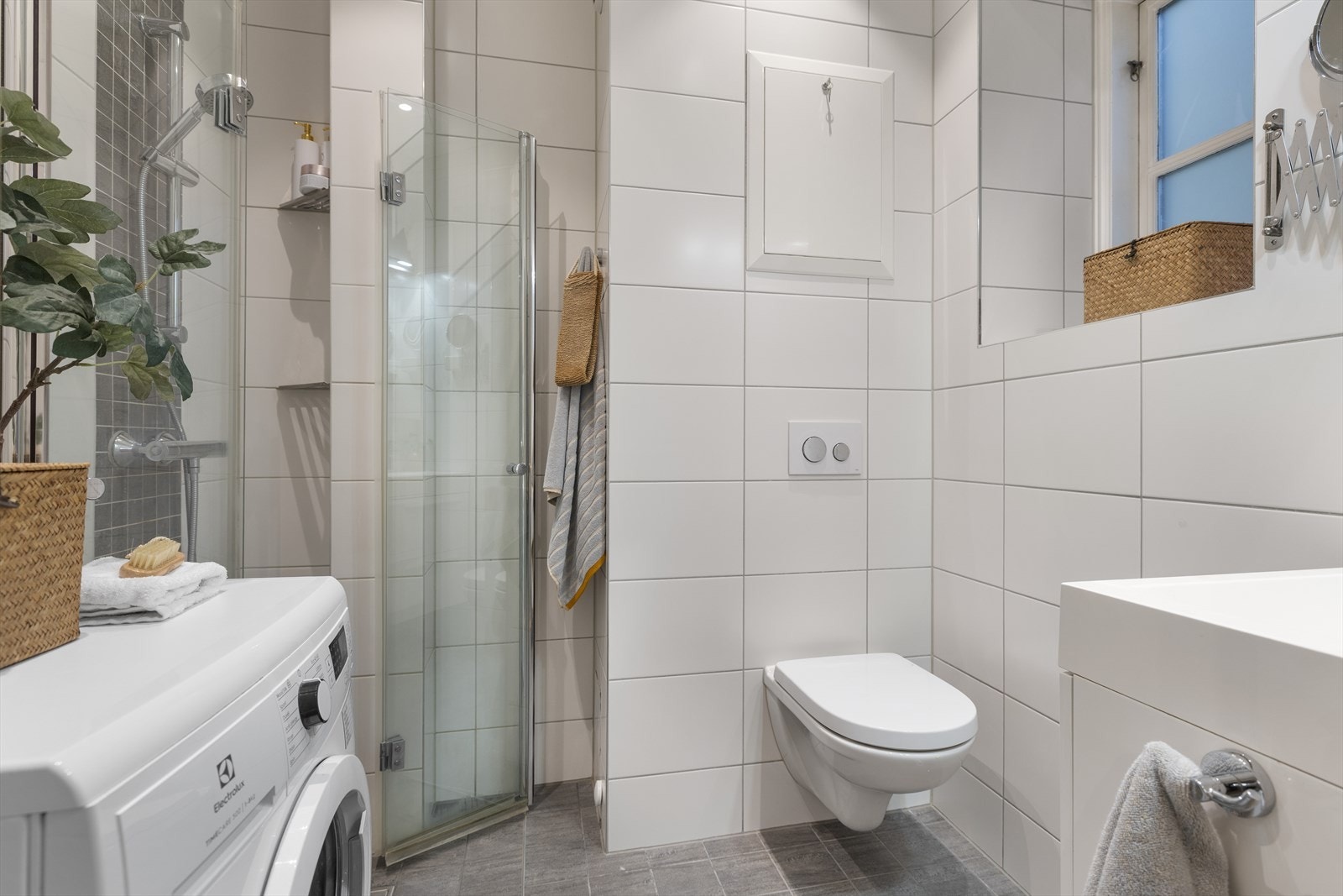 Praktiske, sammenleggbare dusjvegger i glass som åpner opp og gir mer plass på badet. Galleribilde