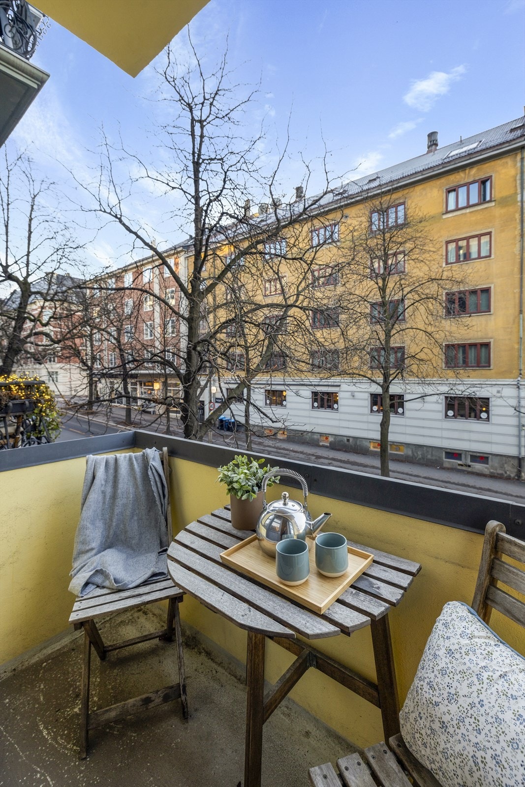 Hyggelig, sydvendt balkong med gode solforhold - perfekt for å nyte noe godt. Galleribilde