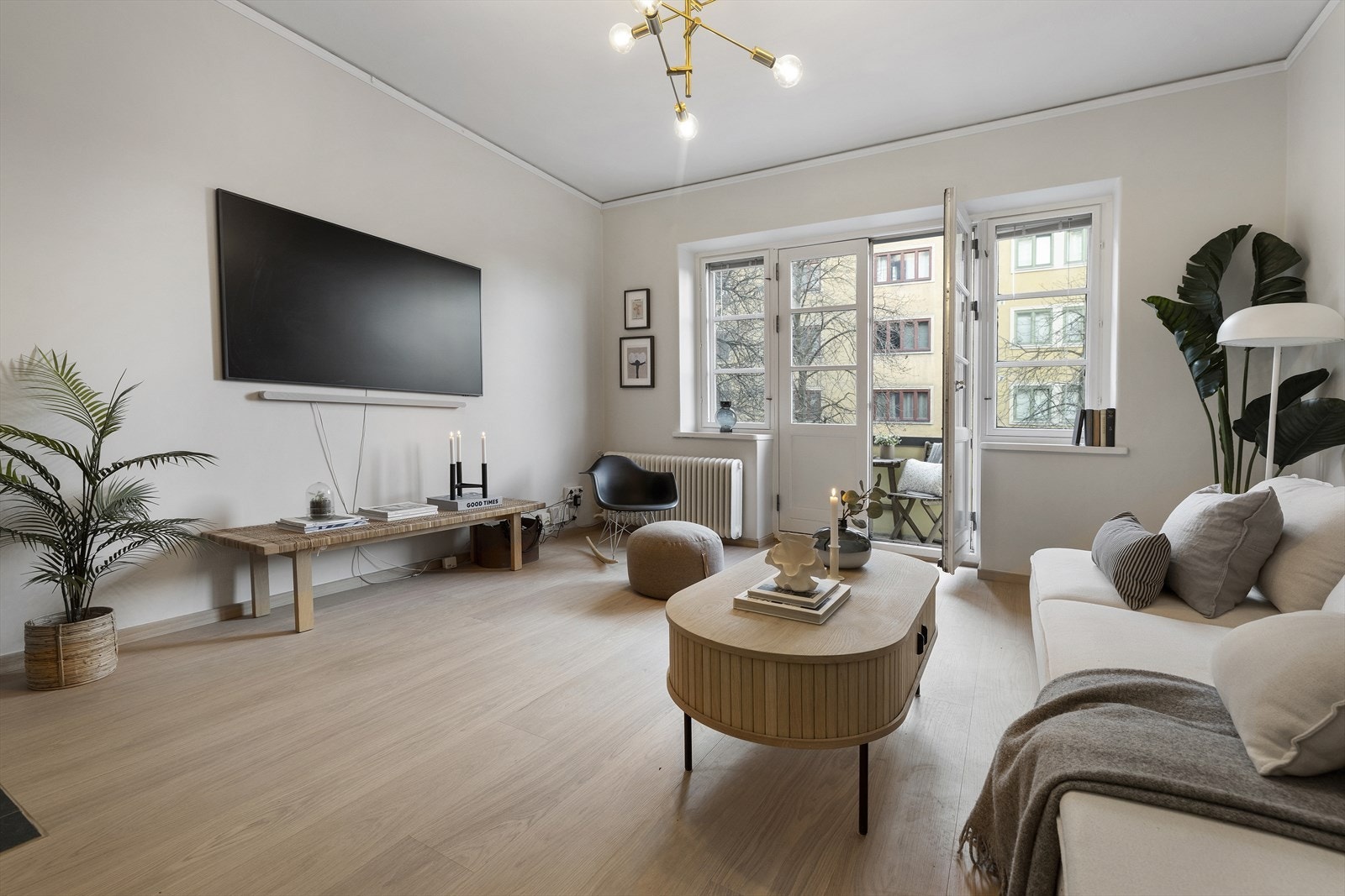 God plass i stuen med fleksible løsninger for innredning og direkte utgang til en hyggelig balkong. Galleribilde