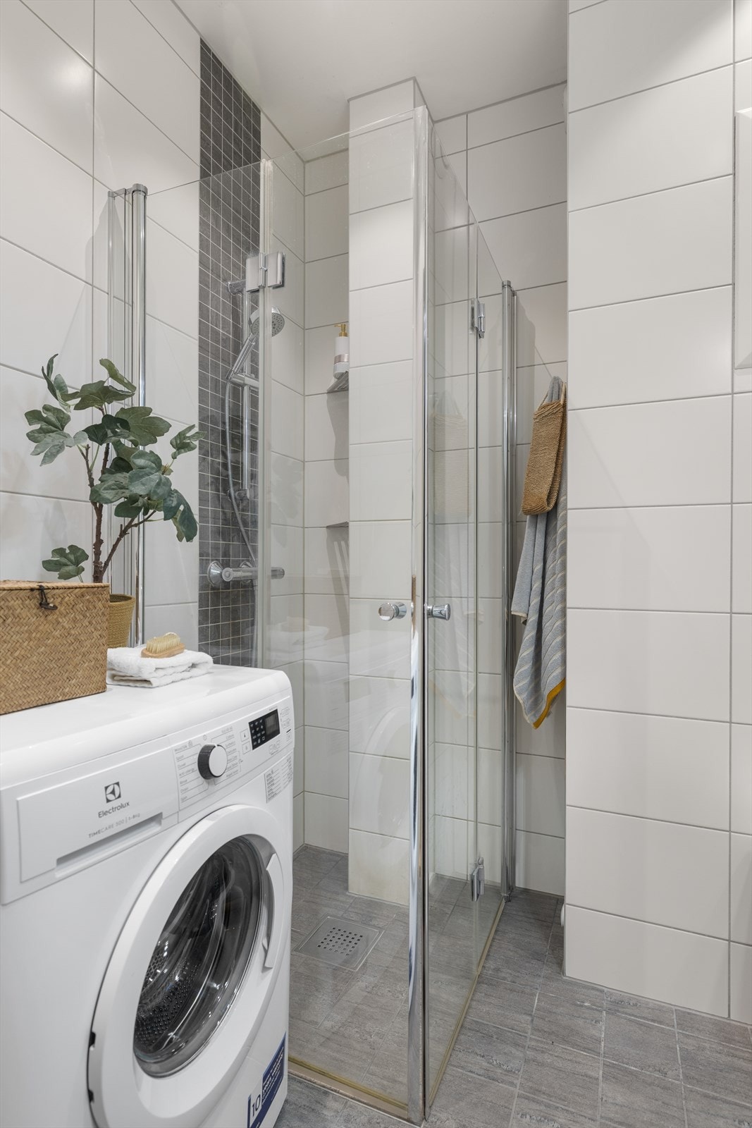 Moderne bad fra 2015 med god plass til vaskemaskin og tørketrommel. Galleribilde