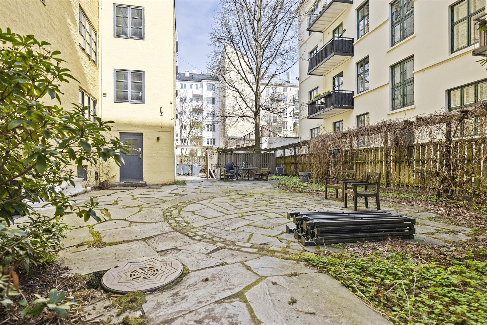 Hyggelig bakgård med oppholdsarealer og sykkelparkering under tak. Galleribilde