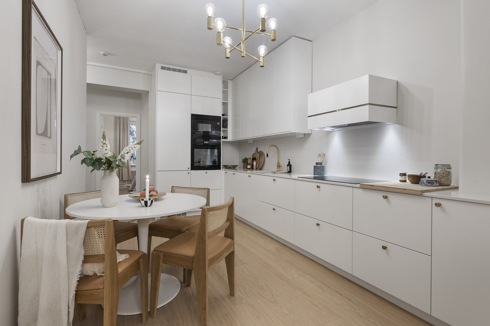 Stort, moderne kjøkken fra Drømmekjøkken (oppusset 2025) med hvitevarer fra AEG. Galleribilde