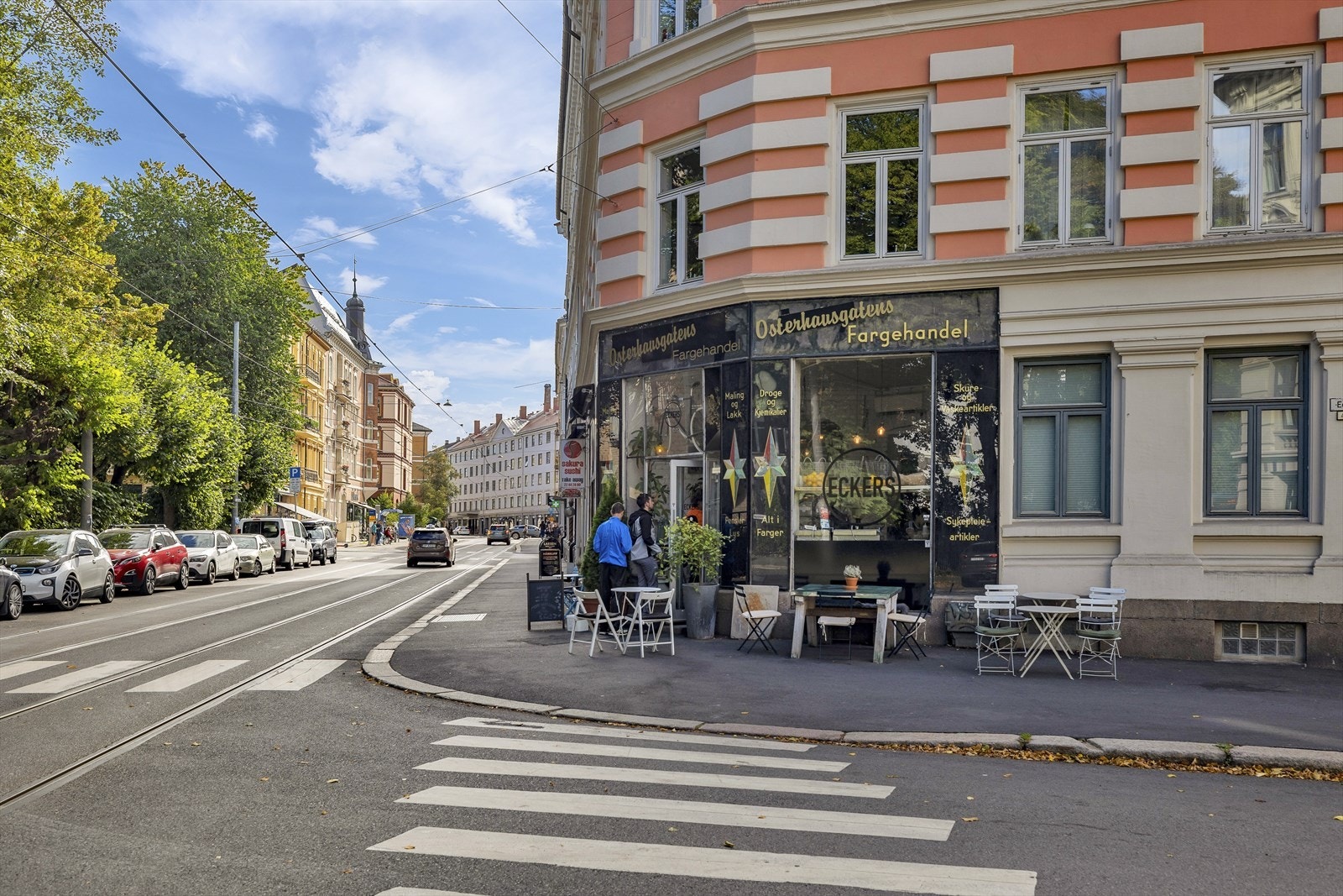 Kort vei til den kjente Osterhaugsgatens Fargehandel, som tilbyr mye av det du trenger i hverdagen. Galleribilde