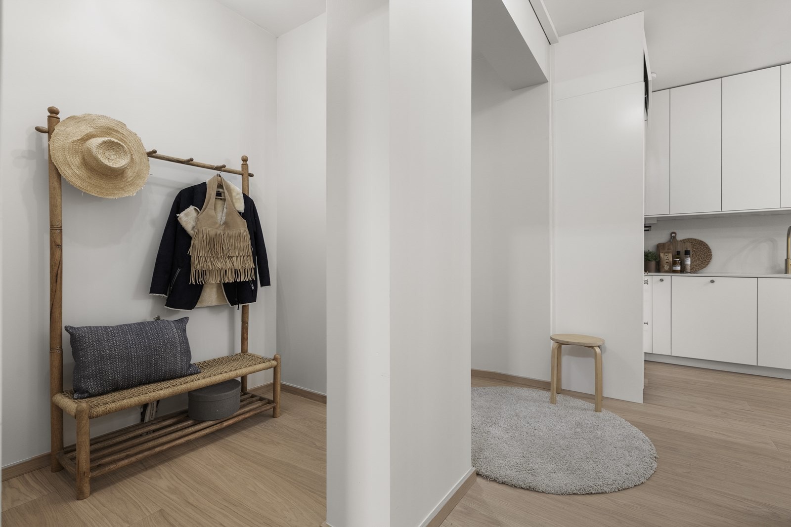 Hyggelig entré med plass til innebygd garderobe. Galleribilde