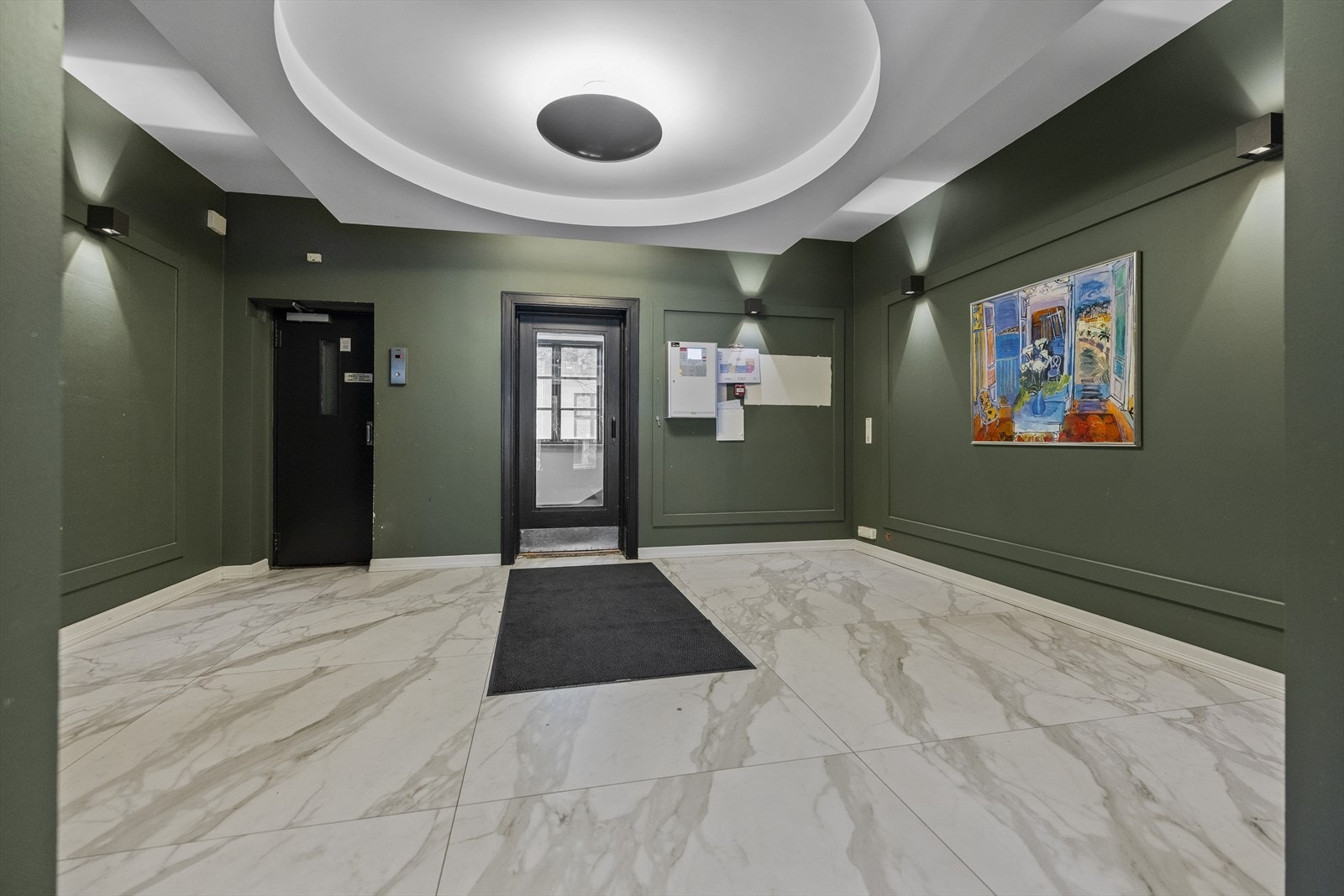 Innbydende inngangsparti med heis og trappeoppgang. Galleribilde