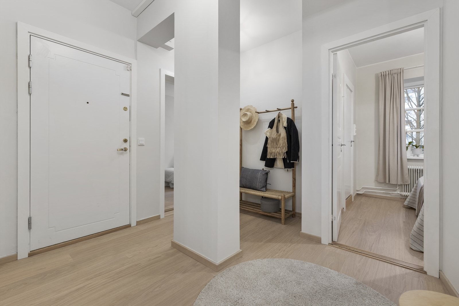 Innbydende entré med god plass til en innebygd garderobe uten at det går på bekostning av romfølelsen. Galleribilde