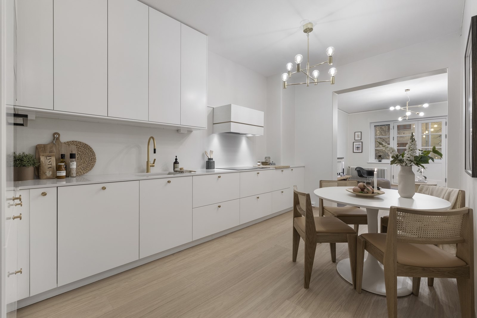 Her fremgår den åpne og sosiale forbindelsen mellom kjøkken og stue. Galleribilde