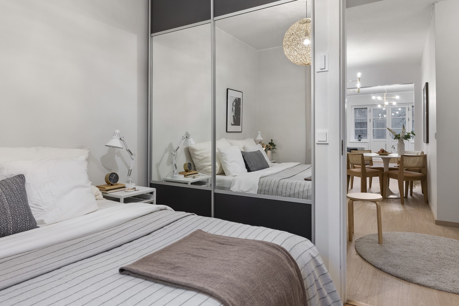 Innbydende hovedsoverom med elegant skyvedørsgarderobe. Galleribilde