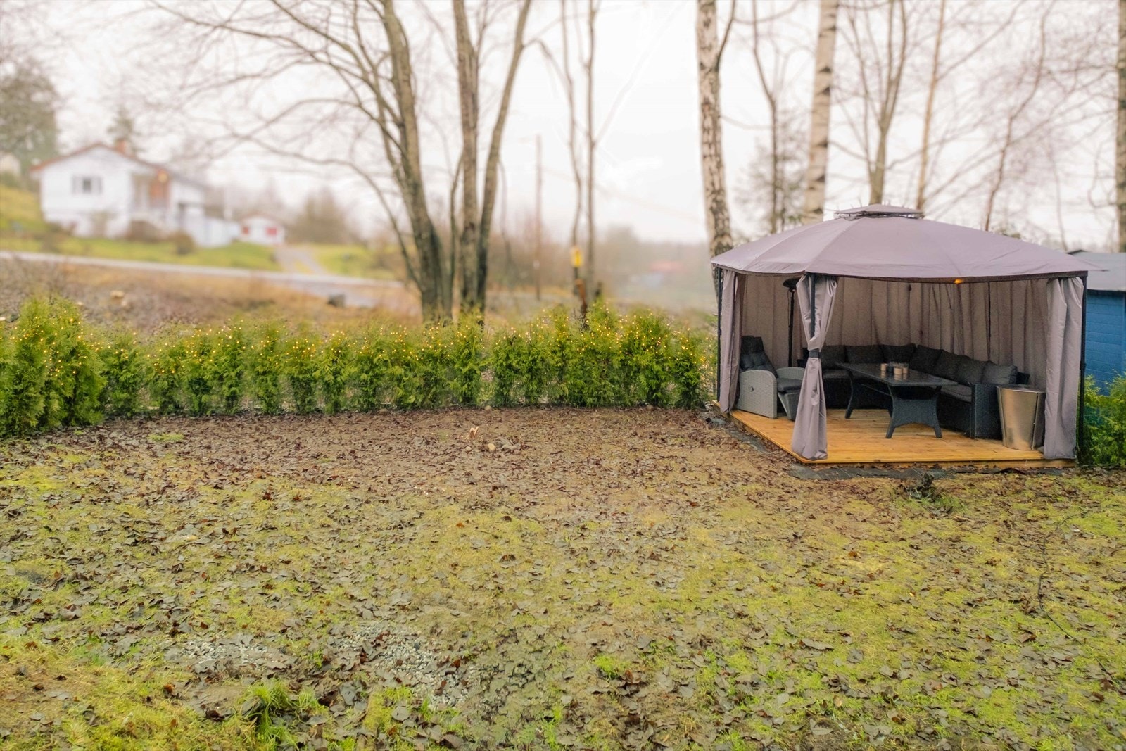Solrik hage med plen og uteplass. Fine lek- og bruksområder for både barn og voksne. Galleribilde