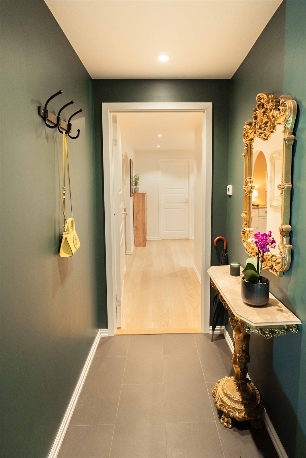 Innbydende entré med god plass til yttertøy og sko. Et hyggelig førsteinntrykk av boligen. Galleribilde