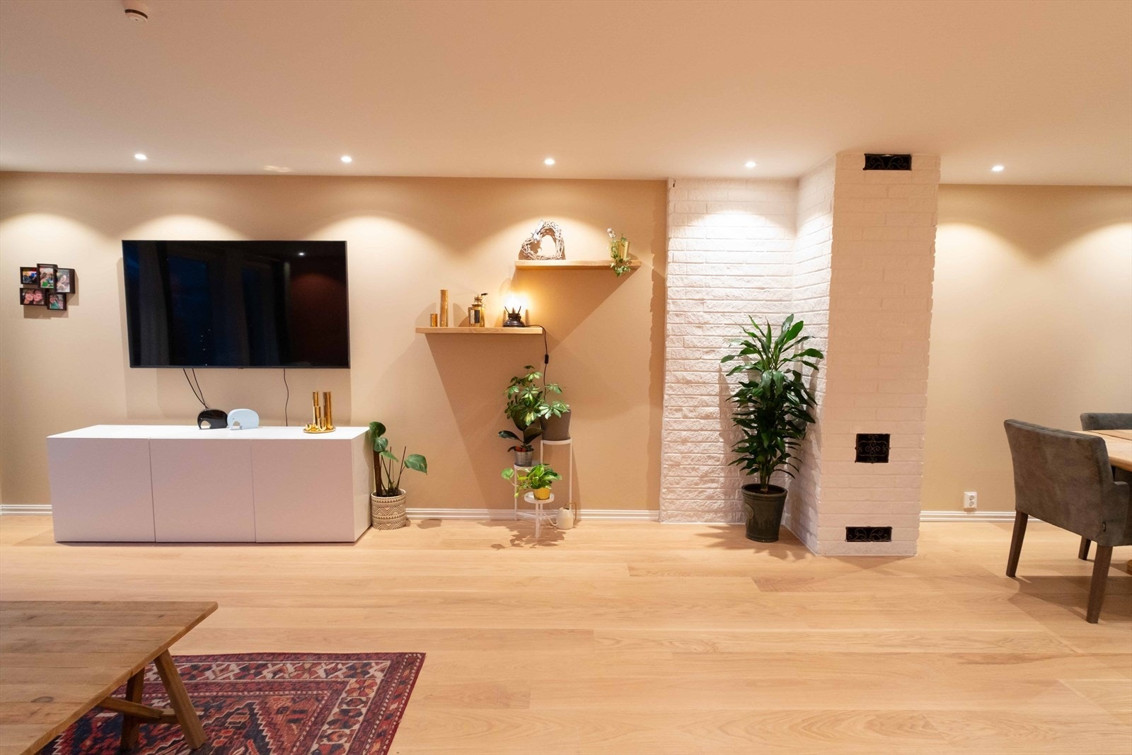 Pen stuesone med varm fargetone og en hyggelig atmosfære. En sosial sone som inviterer til både hverdagsliv og selskap. Galleribilde