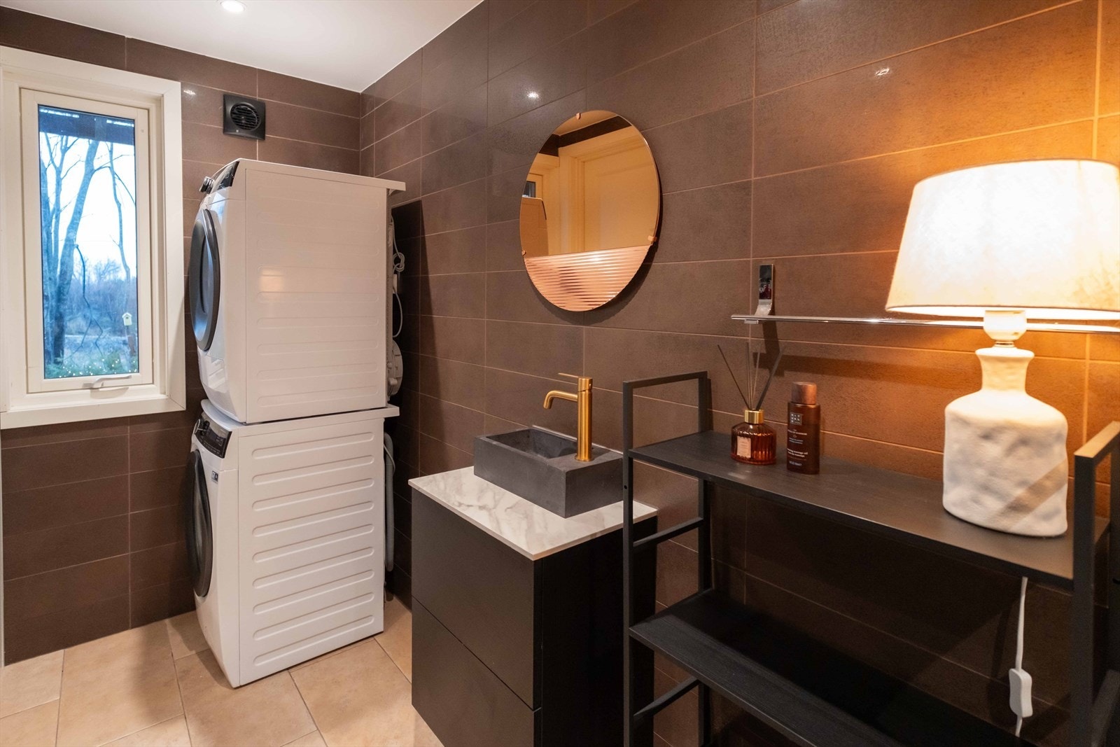 Praktisk vaskerom med moderne uttrykk. Et rom som kombinerer flere elementer. Galleribilde