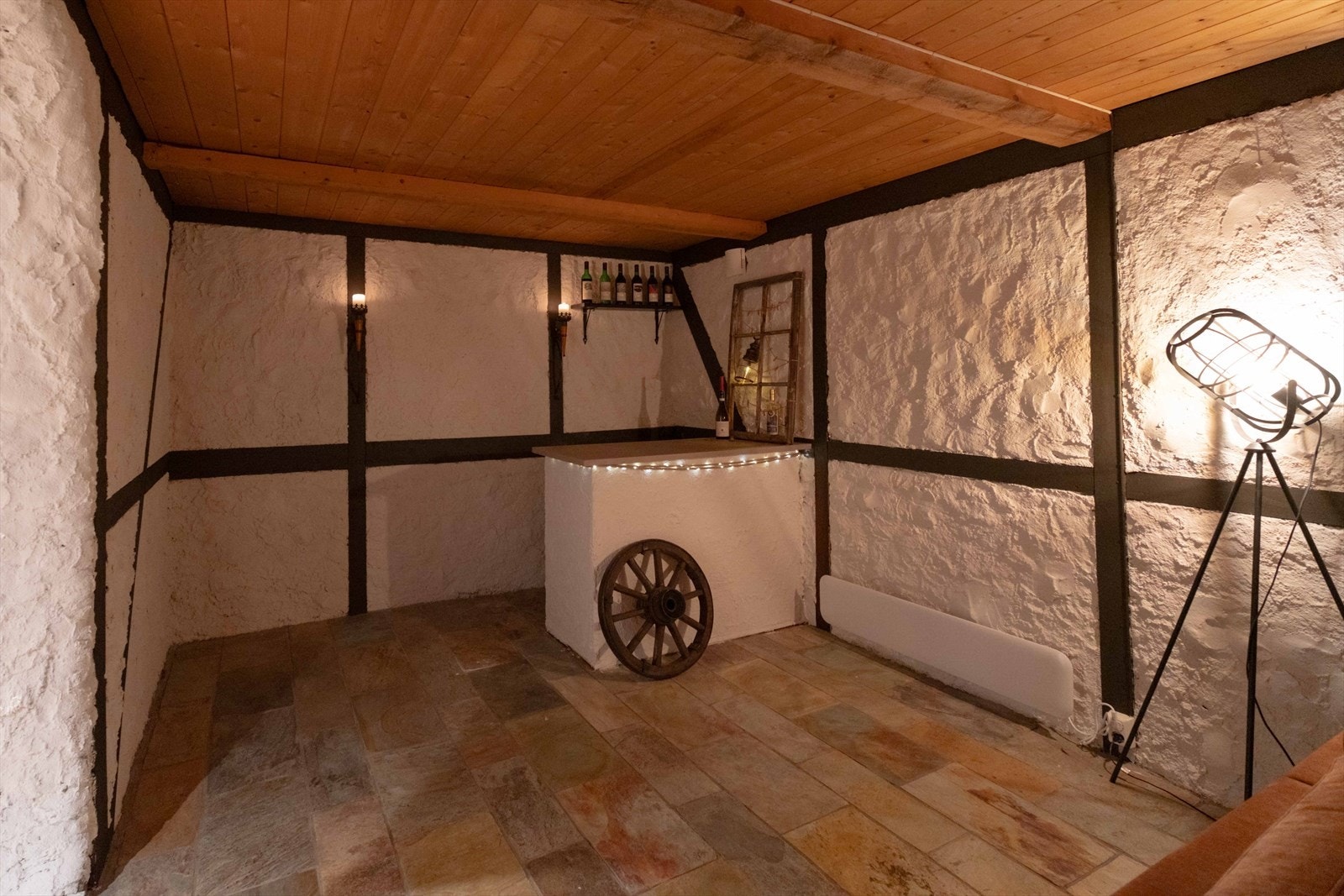 Herlig barhjørne. Dagens eiere har bevart sjarmen, med synlige bjelker og særpreg. En hyggelig og karakteristisk møteplass. Galleribilde