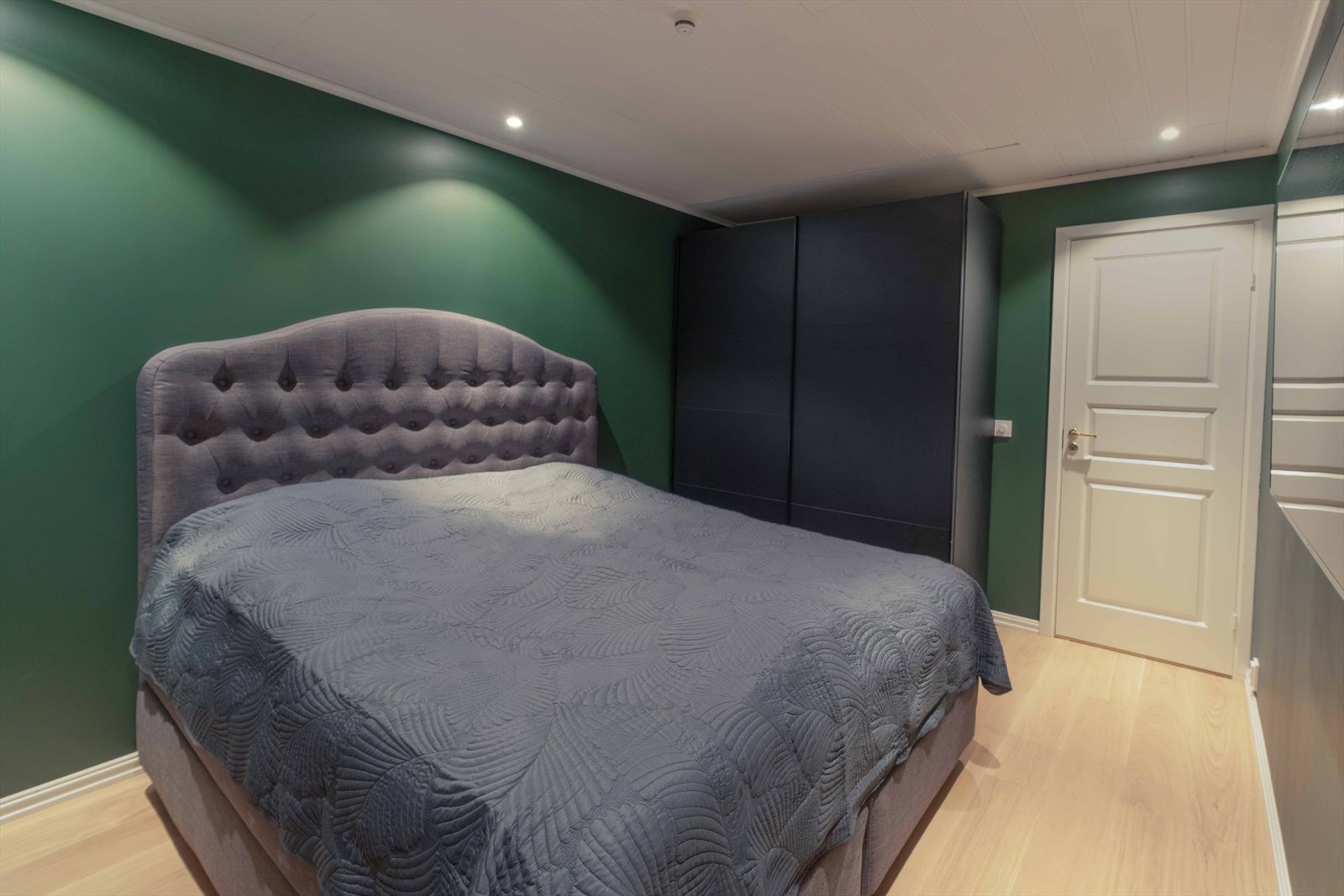 Fine møbleringsmuligheter. Et behagelig rom for hvile og ro. Galleribilde