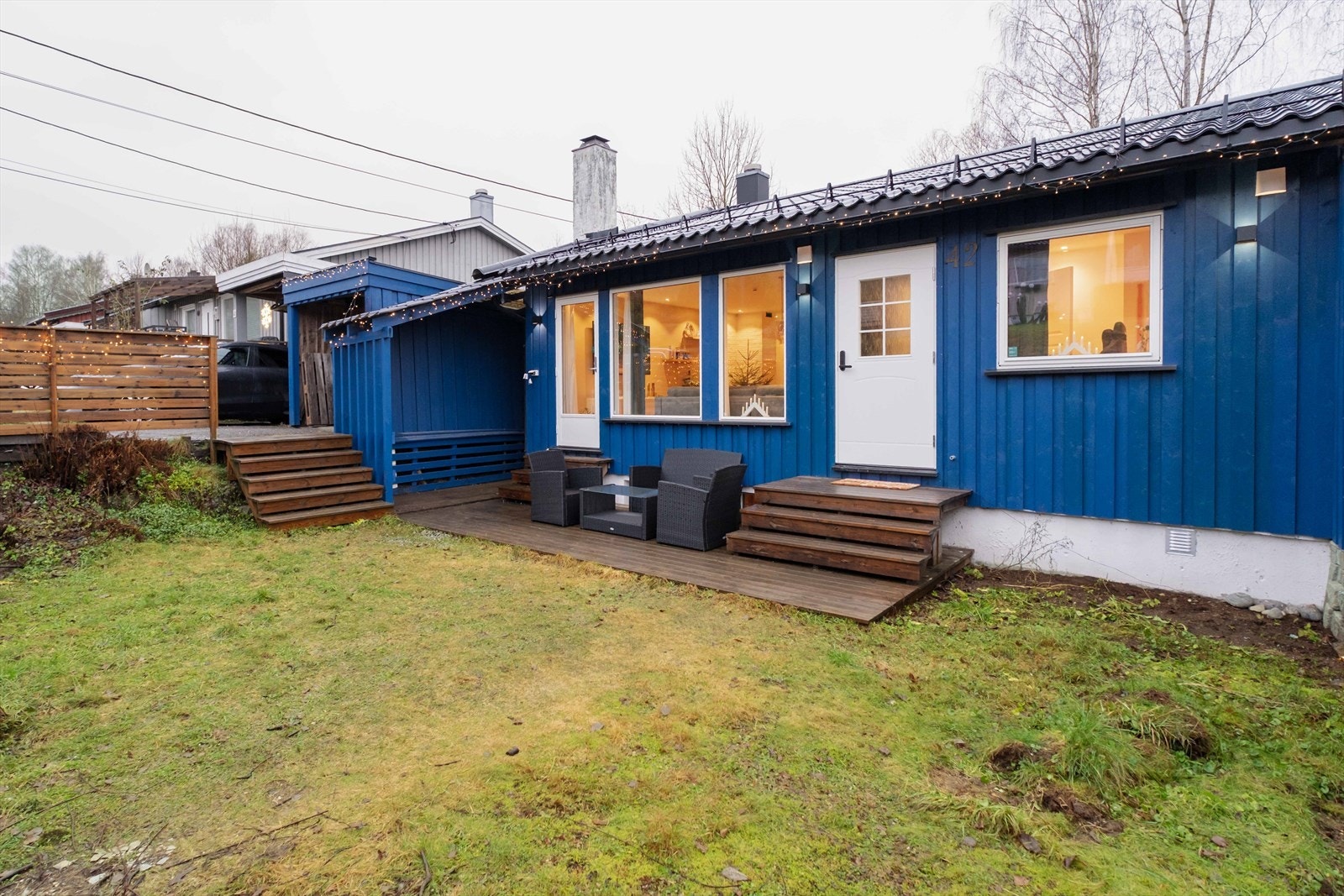 Opparbeidet inngangsparti med adkomst fra hage og carport/p-plass. Fasaden fremstår velholdt og innbydende. Galleribilde