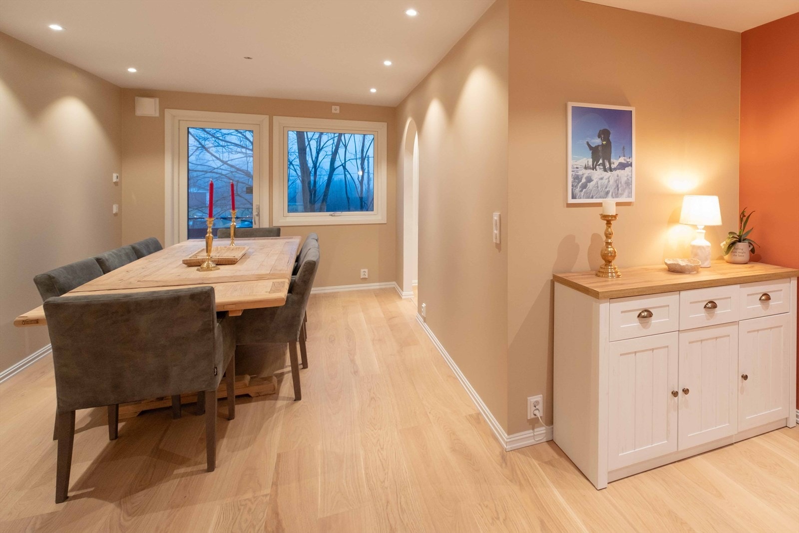 Romslig spisestue med plass til stort spisebord. Et naturlig samlingspunkt for familie og venner. Galleribilde