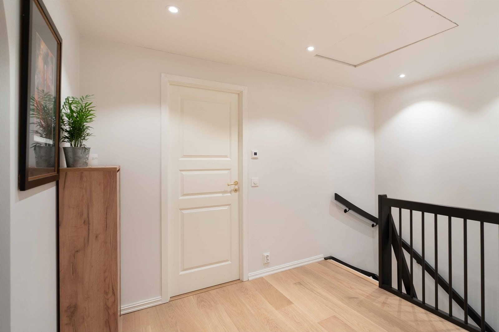 Lys gang og trappeareal med god romfølelse. Rene flater og et tidløst uttrykk. Galleribilde