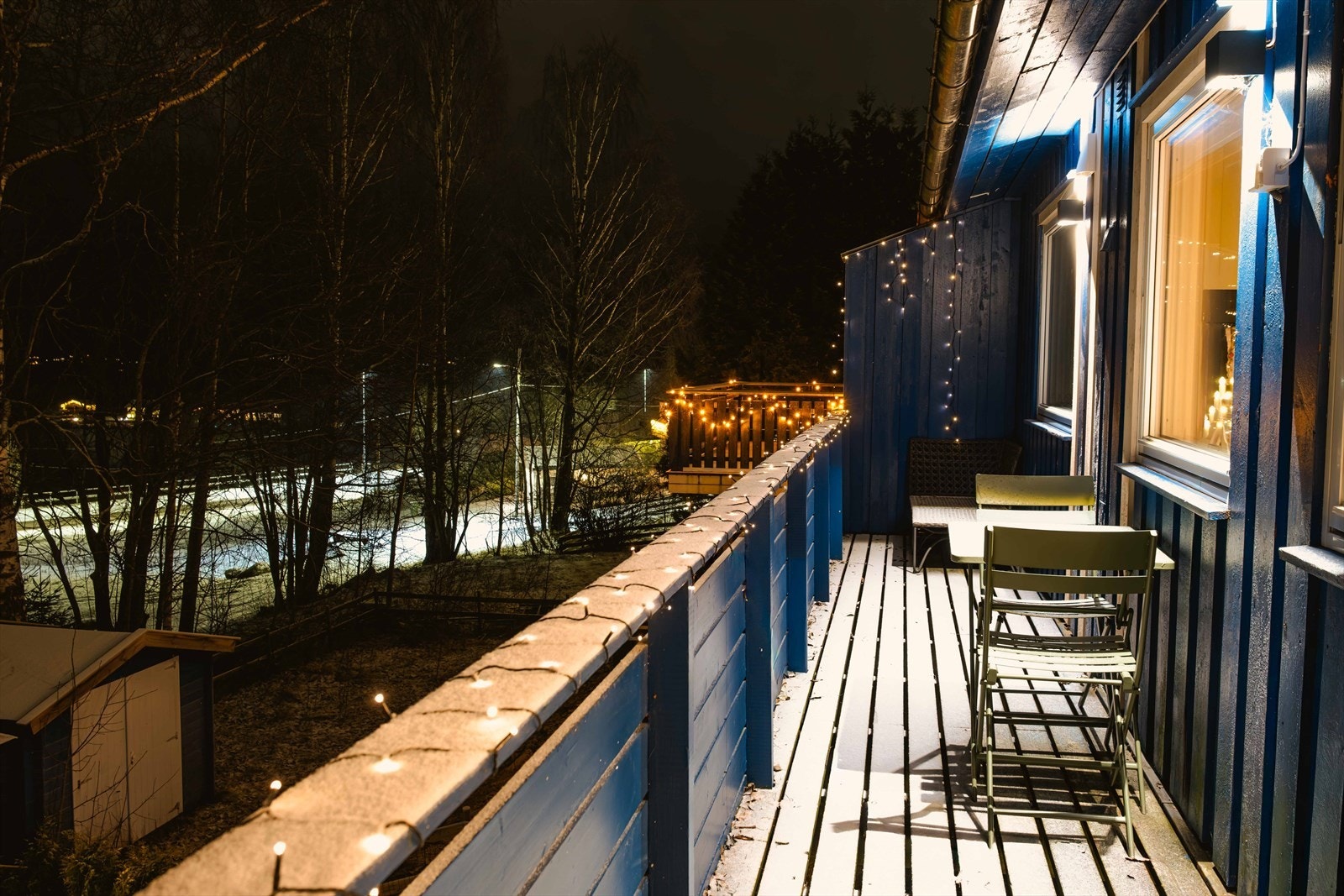 Romslig terrasse med gode sitteplasser. Perfekt for sommerdager og utemåltider. Galleribilde