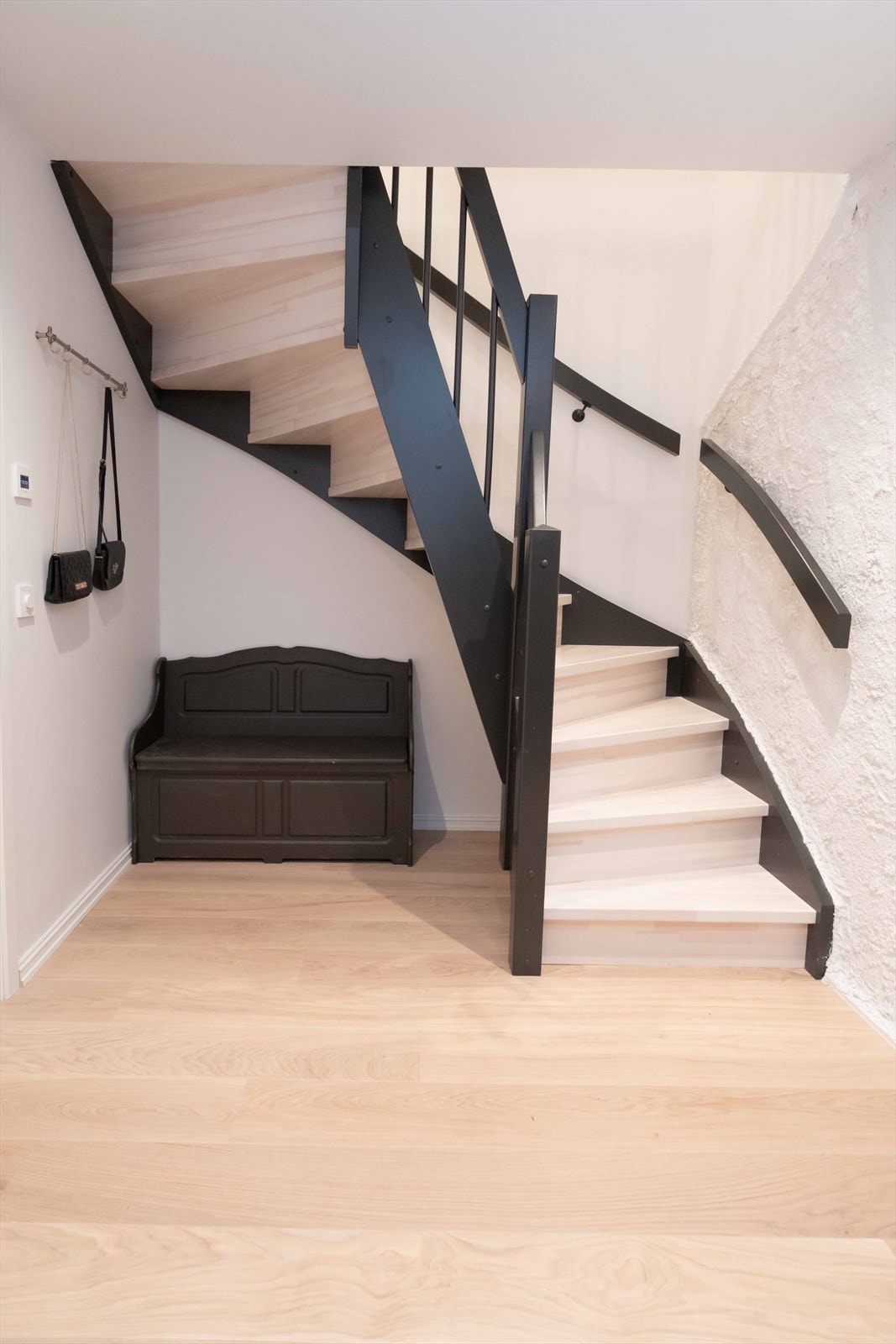 Velkommen ned! Påkostet trappeoppgang med stilrent uttrykk. Kvalitetsmaterialer og en pen helhetsfølelse. Galleribilde