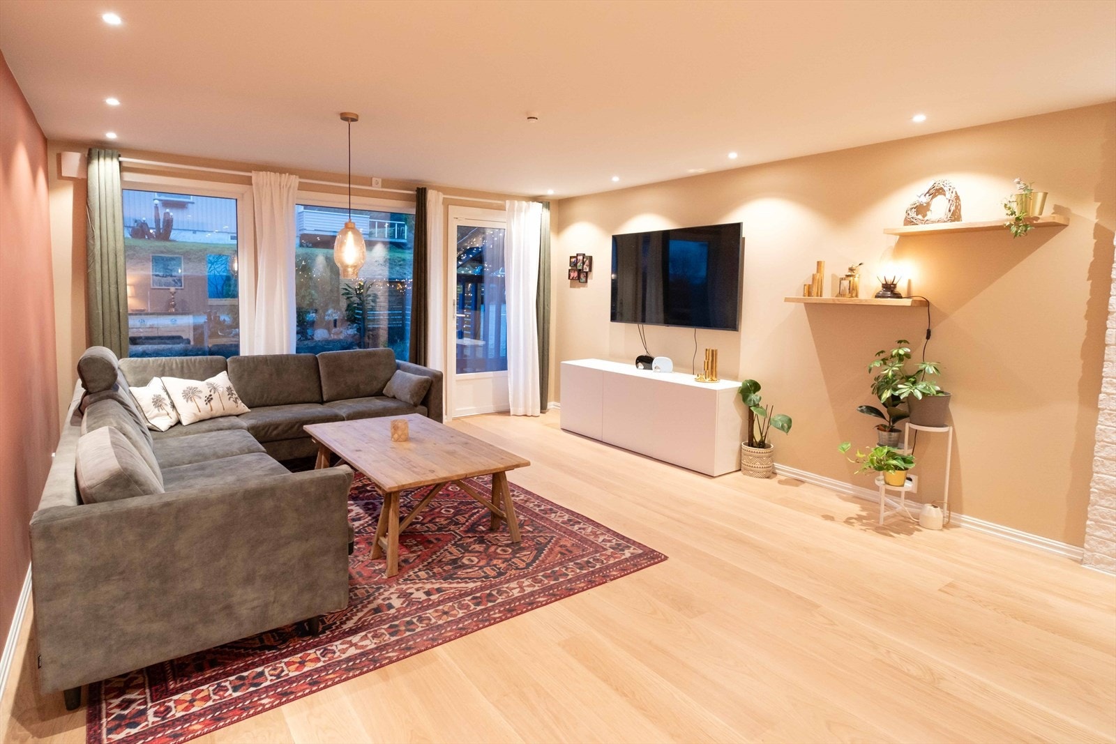 Tobias N. Gulbrandsen har gleden av å presentere Bakkeveien 42 - en stor, attraktiv og barnevennlig halvpart tomannsbolig i Flateby! Foto: Selgers egne bilder. Galleribilde