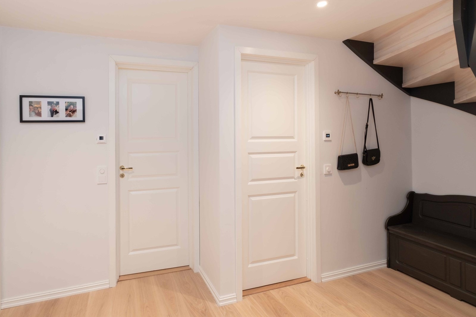 Innbydende gang med lyse overflater og god takhøyde. Et velkomment førsteinntrykk. Galleribilde