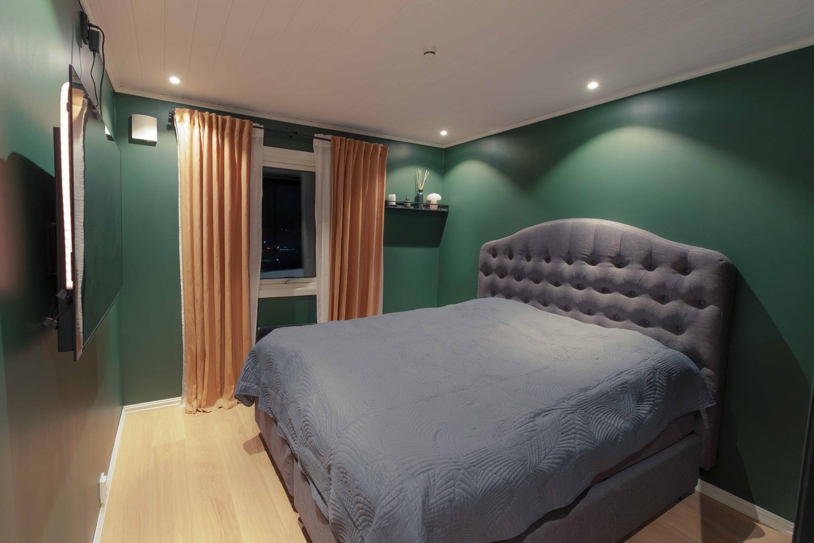 Hovedsoverom med mørk kontrastvegg som skaper en lun atmosfære. God plass til dobbeltseng og garderobe. Galleribilde