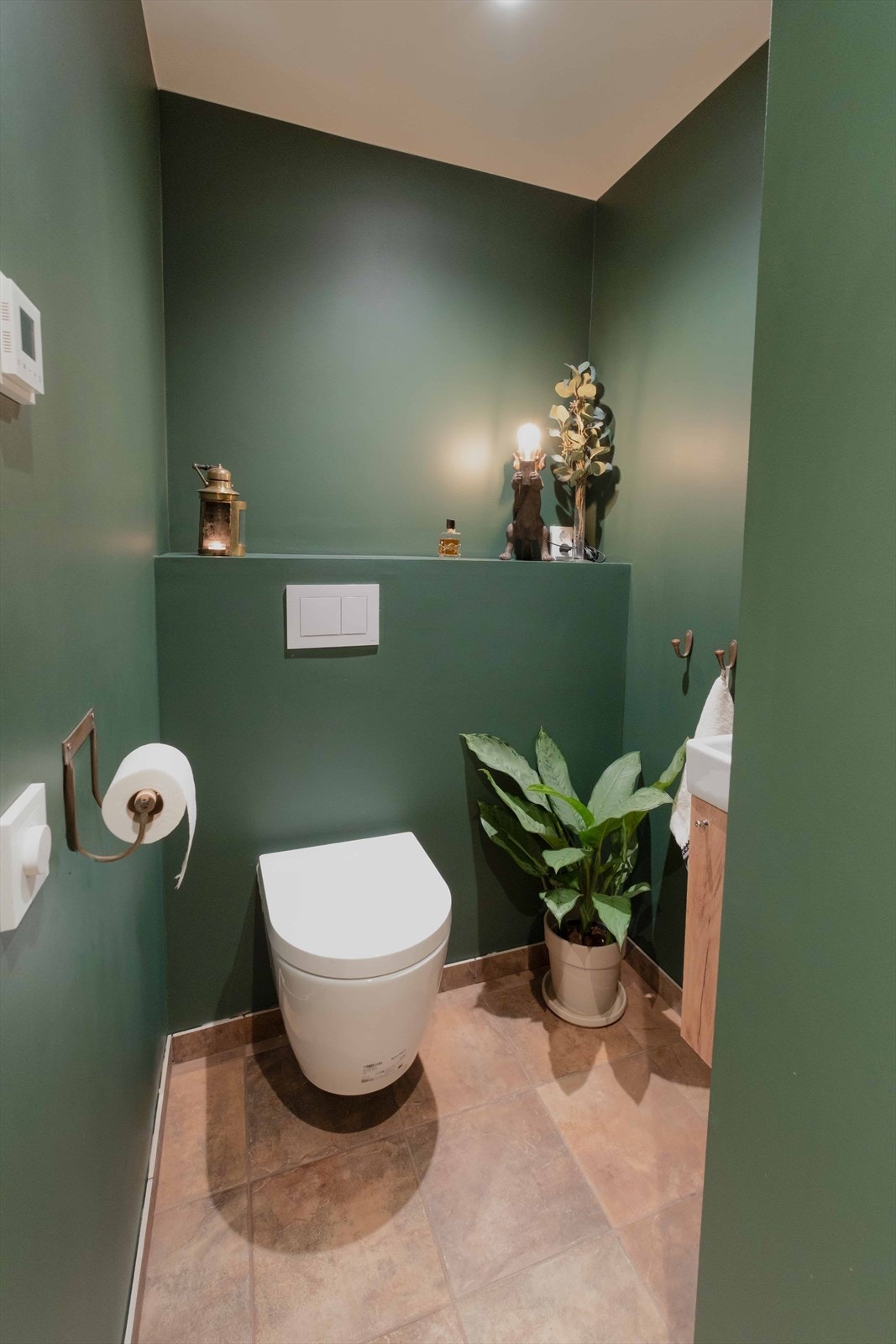 Praktisk og stilig toalettrom med moderne innredning og rene linjer. Et gjennomført rom med behagelig fargevalg. Galleribilde