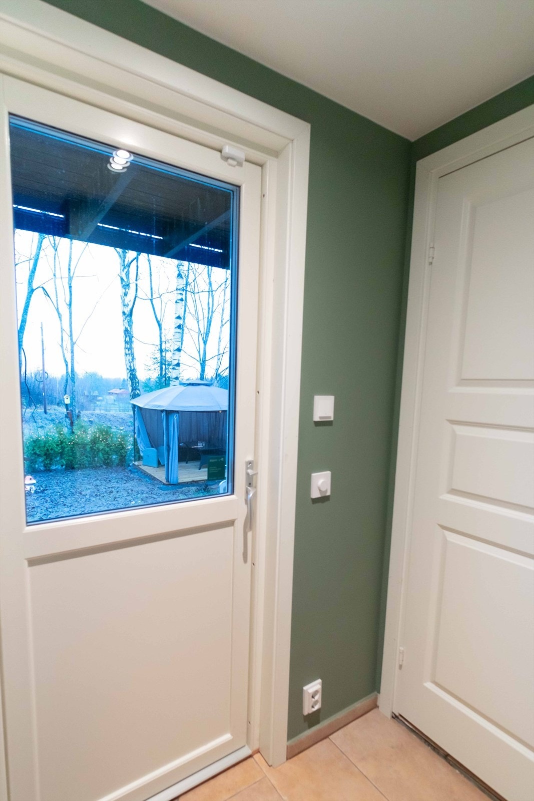 Utgang til en særdeles barnevennlig hage. Galleribilde