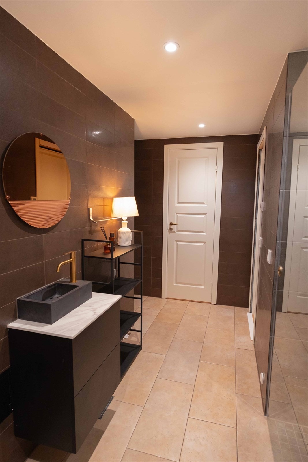 I dette rommet har en tilgang til to boder, ekstra dusj og direkte adkomst til hage. Galleribilde