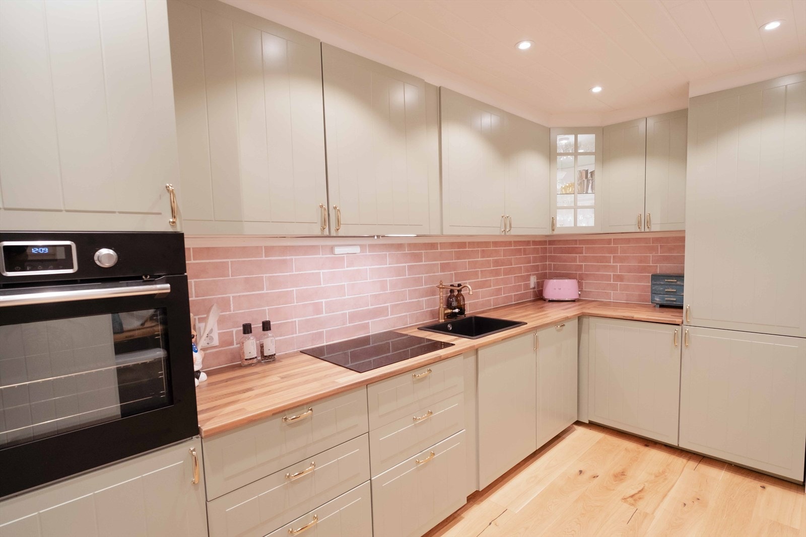 Delikat og moderne kjøkken med integrerte hvitevarer. Gode arbeidsflater og smart innredningsløsning. Galleribilde