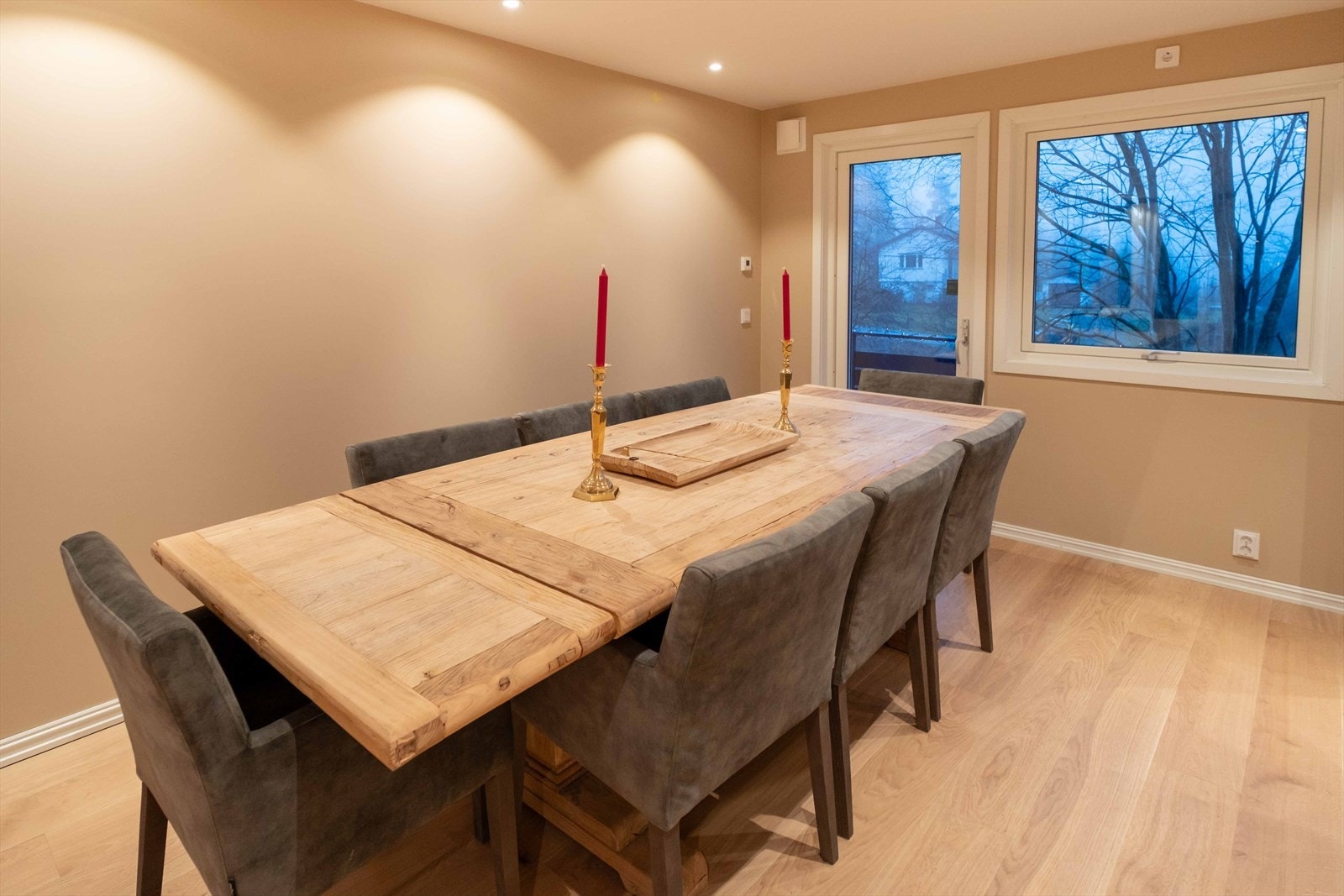 Stemningsfull spisestuesone med lun atmosfære. Perfekt for både hverdagsmåltider og selskap. Galleribilde