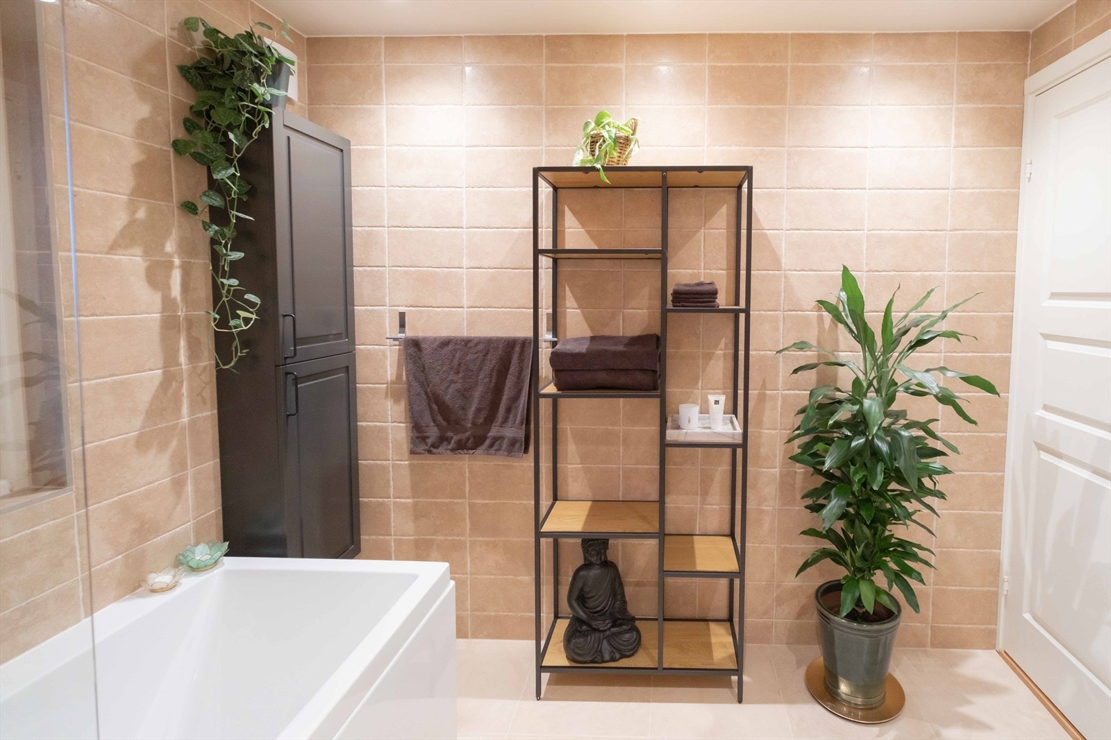 Baderommet har badekar- og dusjnisje, samt gode oppbevaringsmuligheter. En praktisk og gjennomført våtromsløsning. Galleribilde