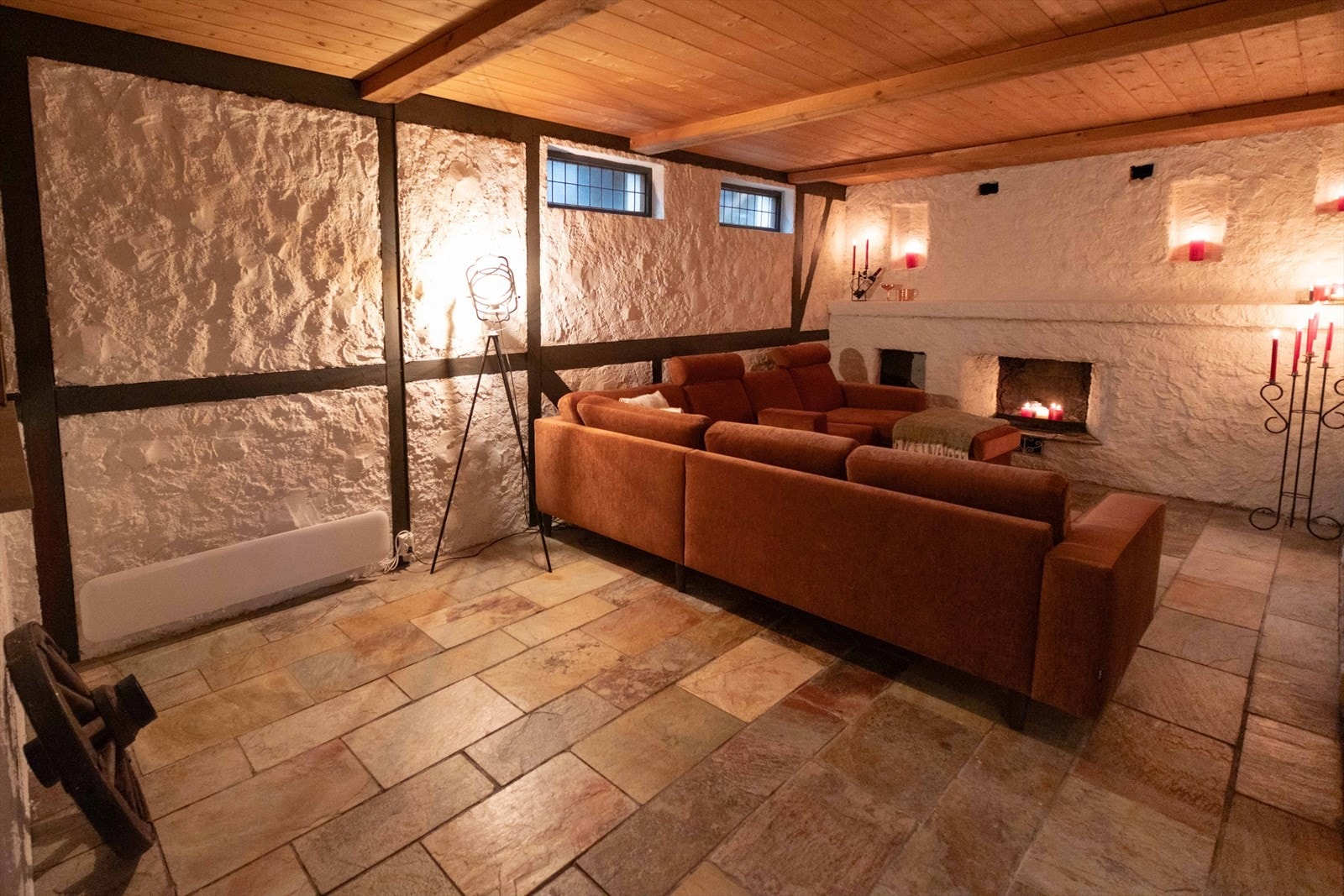 Koselig kjellerstue med rustikke detaljer og varm atmosfære. Et perfekt rom for sosiale kvelder og filmstunder. Galleribilde