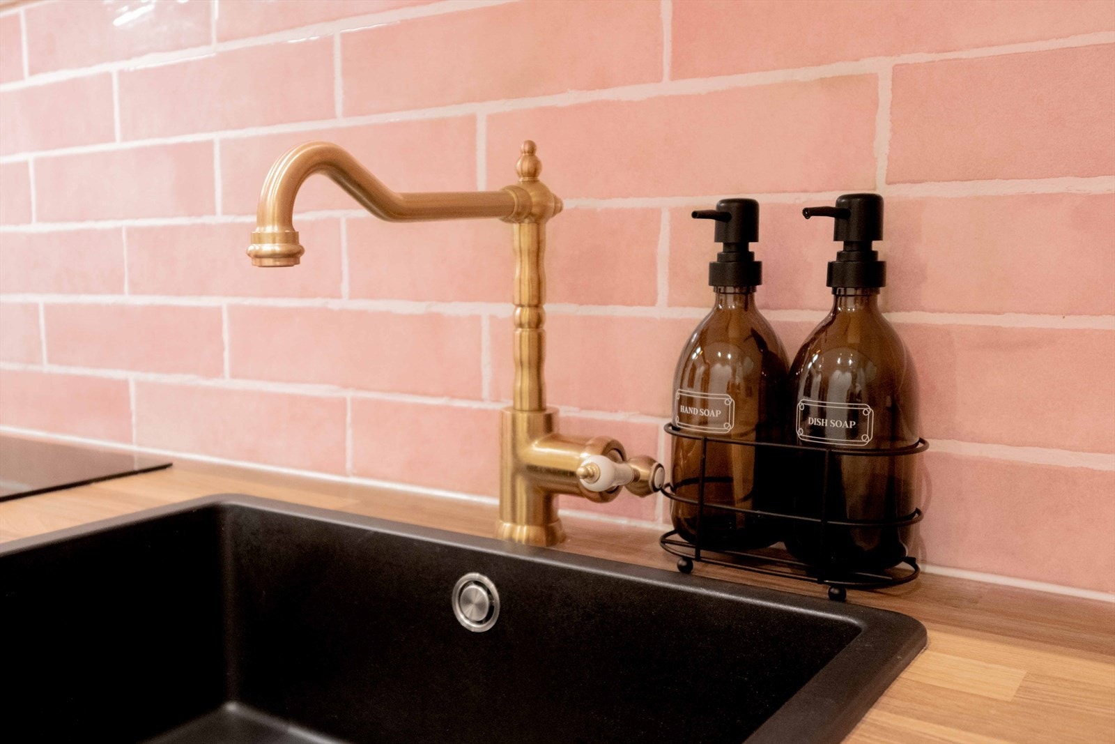 Boligen er vesentlig oppgradert med gjennomført materialvalg. Et lekkert og praktisk tilskudd til boligen er dette lekre armaturet. Galleribilde