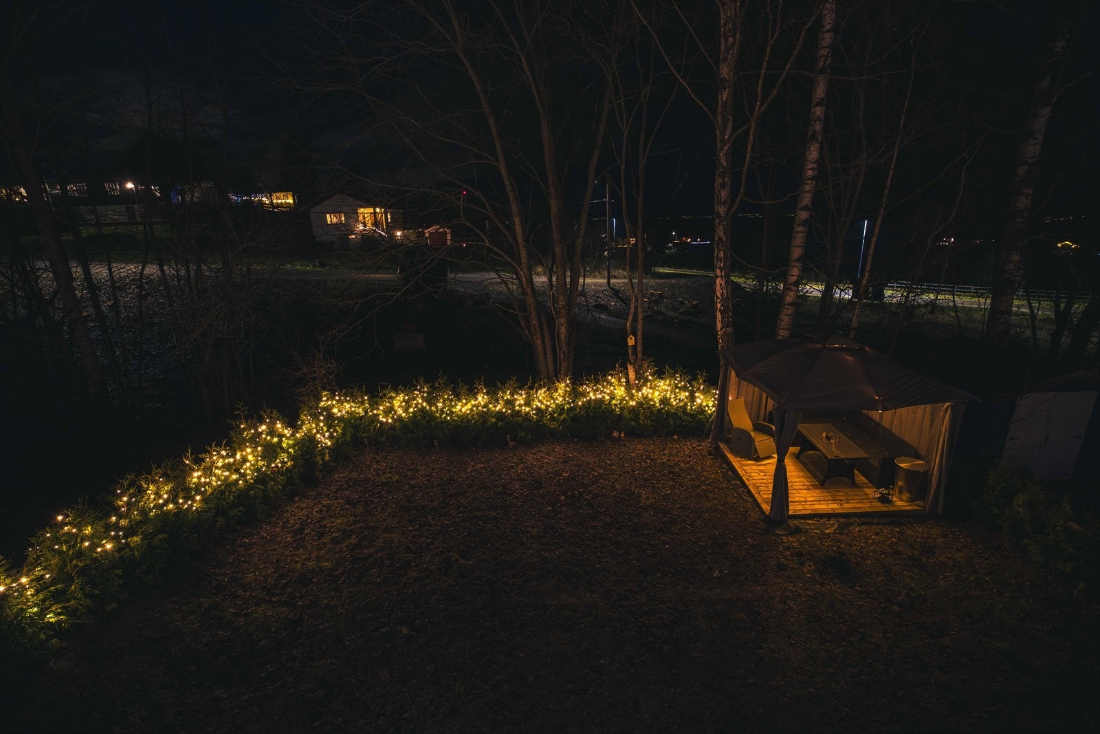 Flott hageområde med belysning som skaper en lun atmosfære. En idyllisk ramme rundt eiendommen. Galleribilde