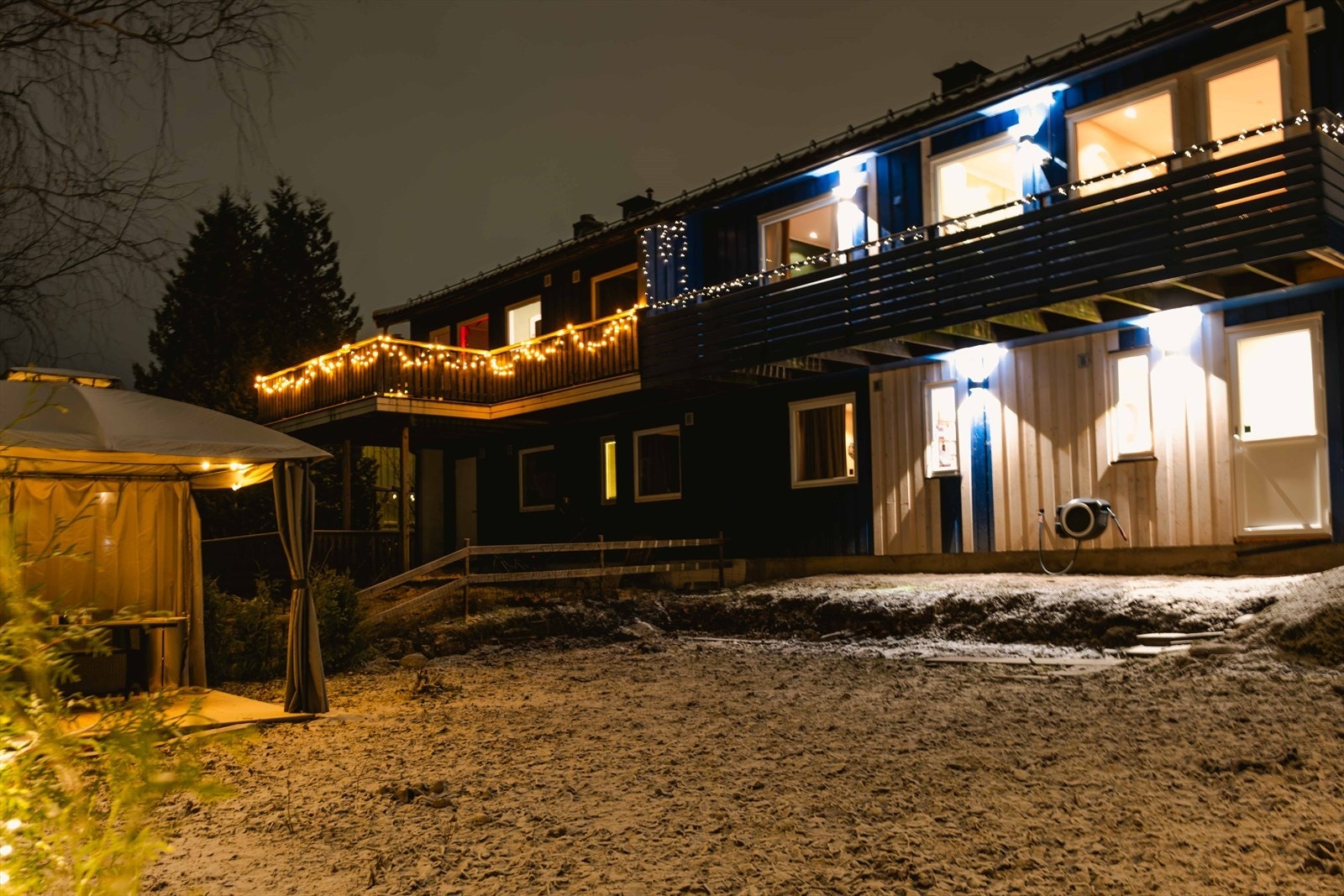 Koselig uteområde med terrasse og skjermet beliggenhet. En fin forlengelse av oppholdsrommene. Galleribilde