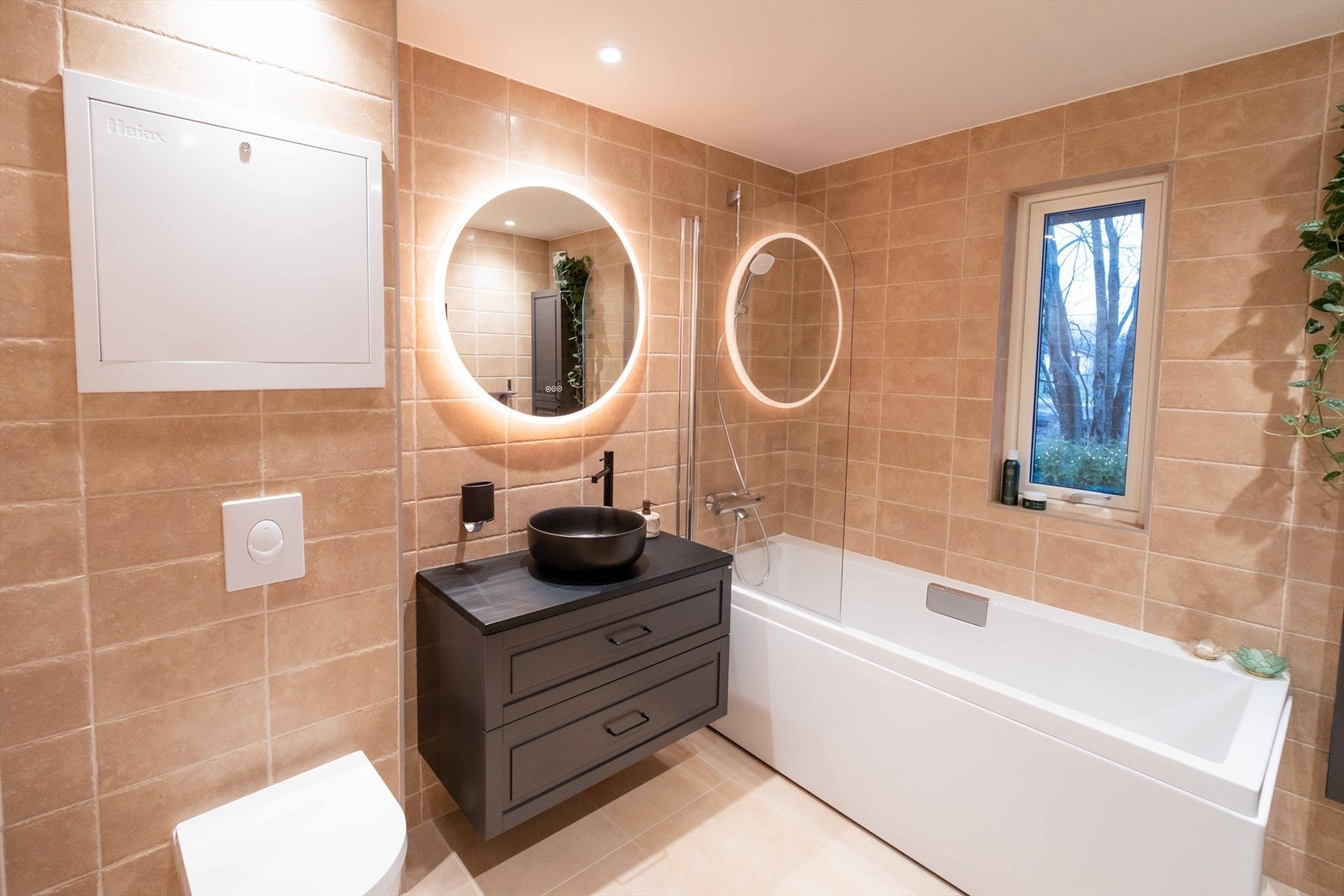 Delikat bad med moderne innredning og badekar. Lyse flater og tidløs stil. Galleribilde