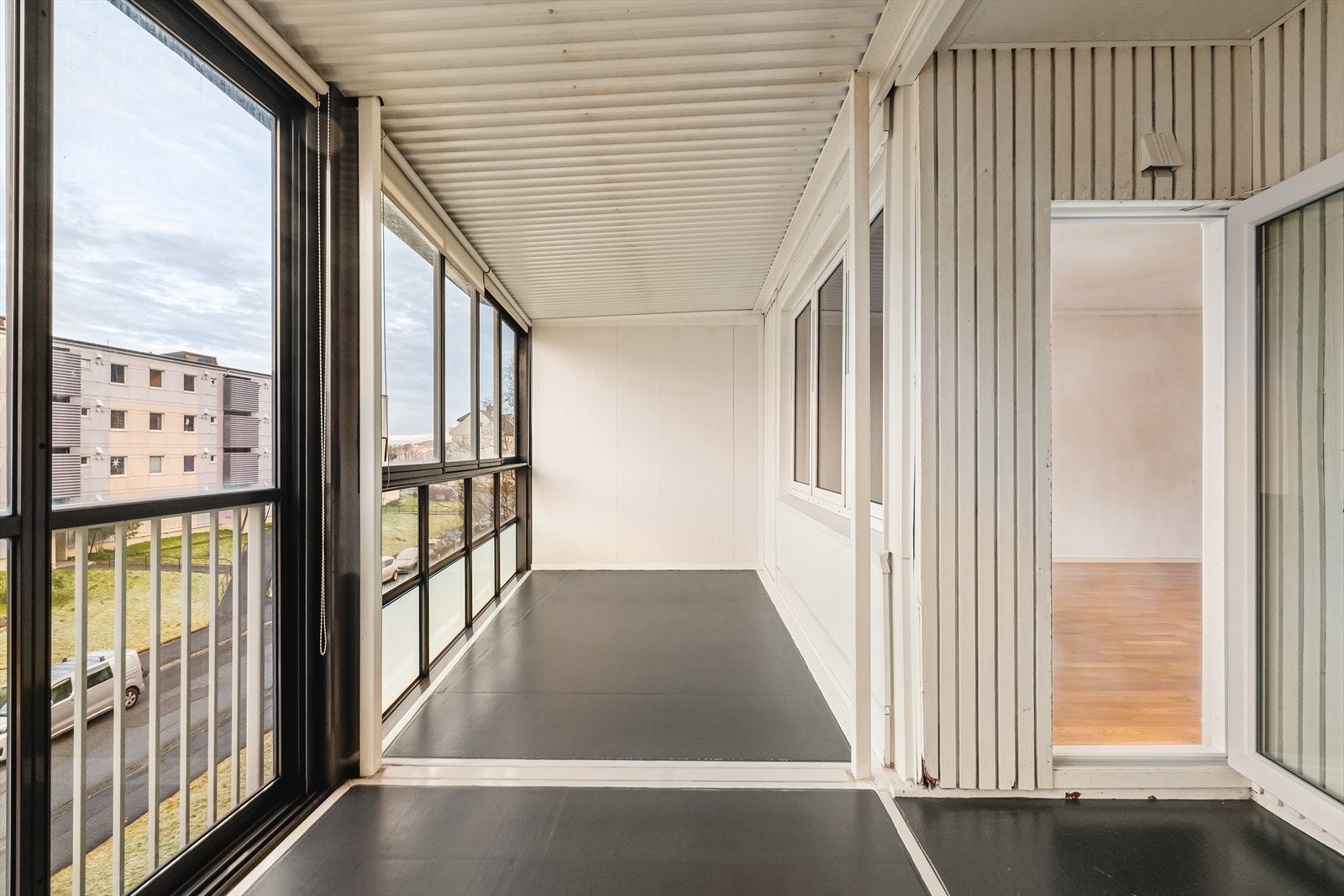 Fra stuen er det utgang til innglasset balkong på 17,2 kvm. Altanen var nyoppført i ca. 2007. Galleribilde