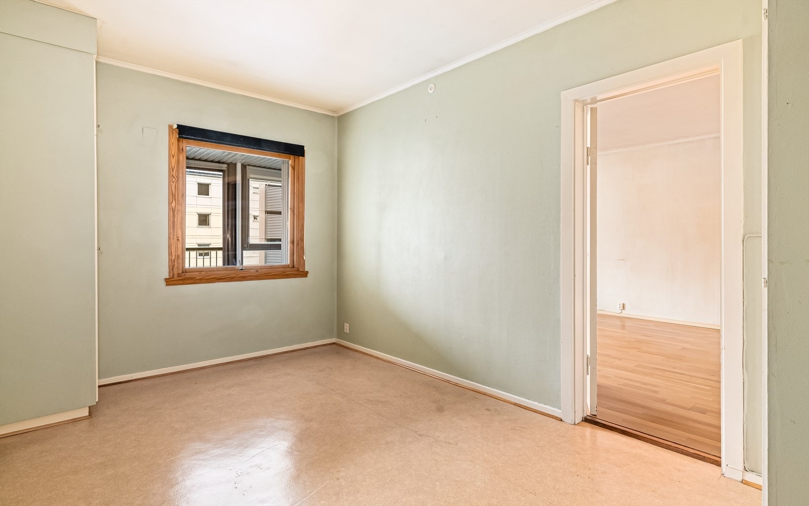 Leiligheten har et romslig soverom på 13 kvm. Her er det god plass til en stor dobbeltseng, nattbord og evt. et skrivebord. Galleribilde