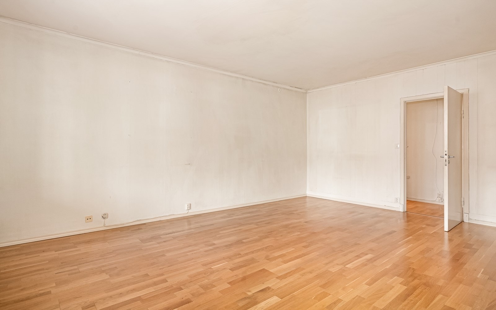 Denne leiligheten har innfridd lån i forbindelse med bygging av ny innglasset balkong. Det betyr at denne leiligheten har lavere fellesgjeld og felleskostnader sammenlignet med tilsvarende leiligheter i boligselskapet. Galleribilde