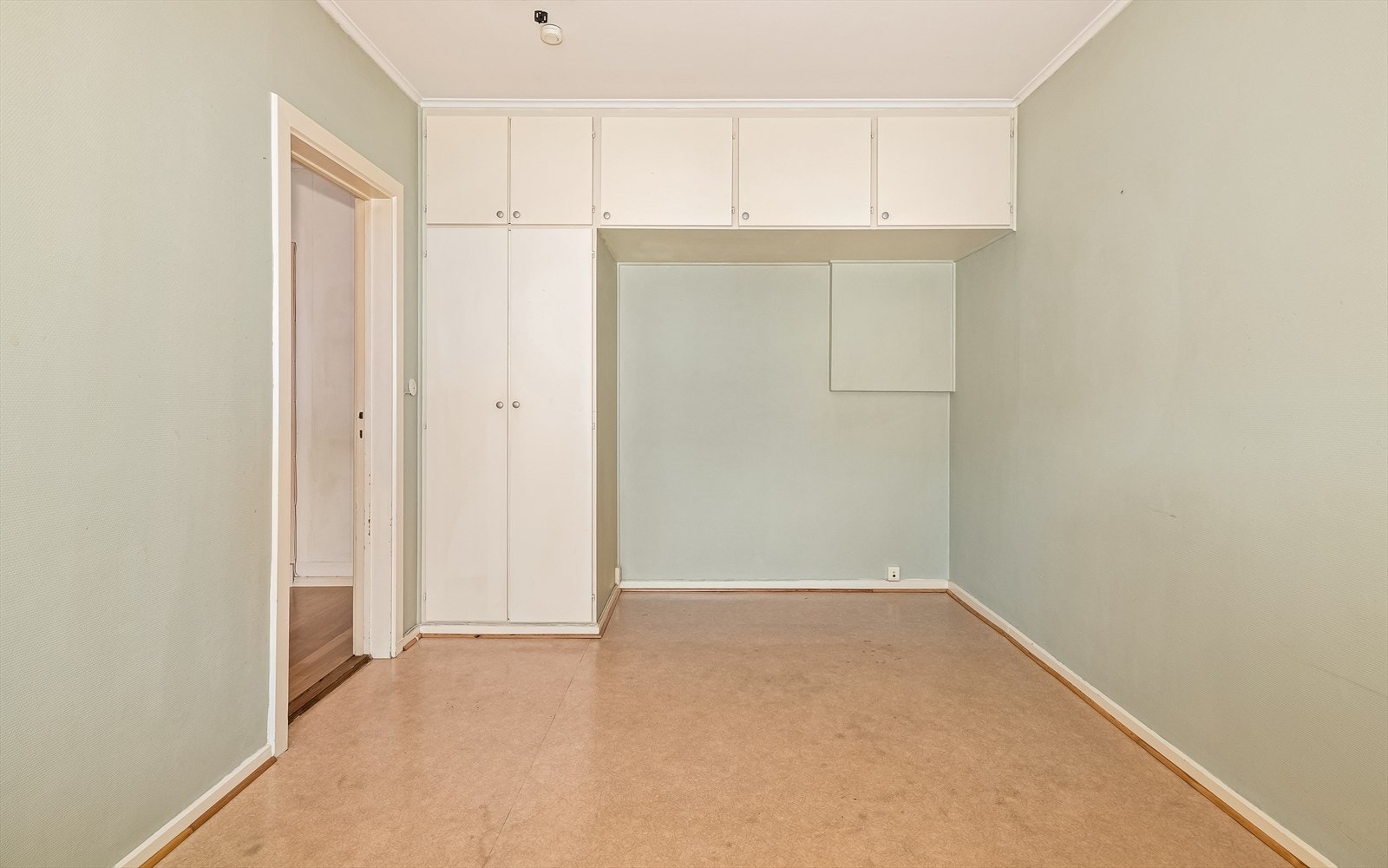 Det er god plass til oppbevaring i innebygd garderobeskap. Galleribilde