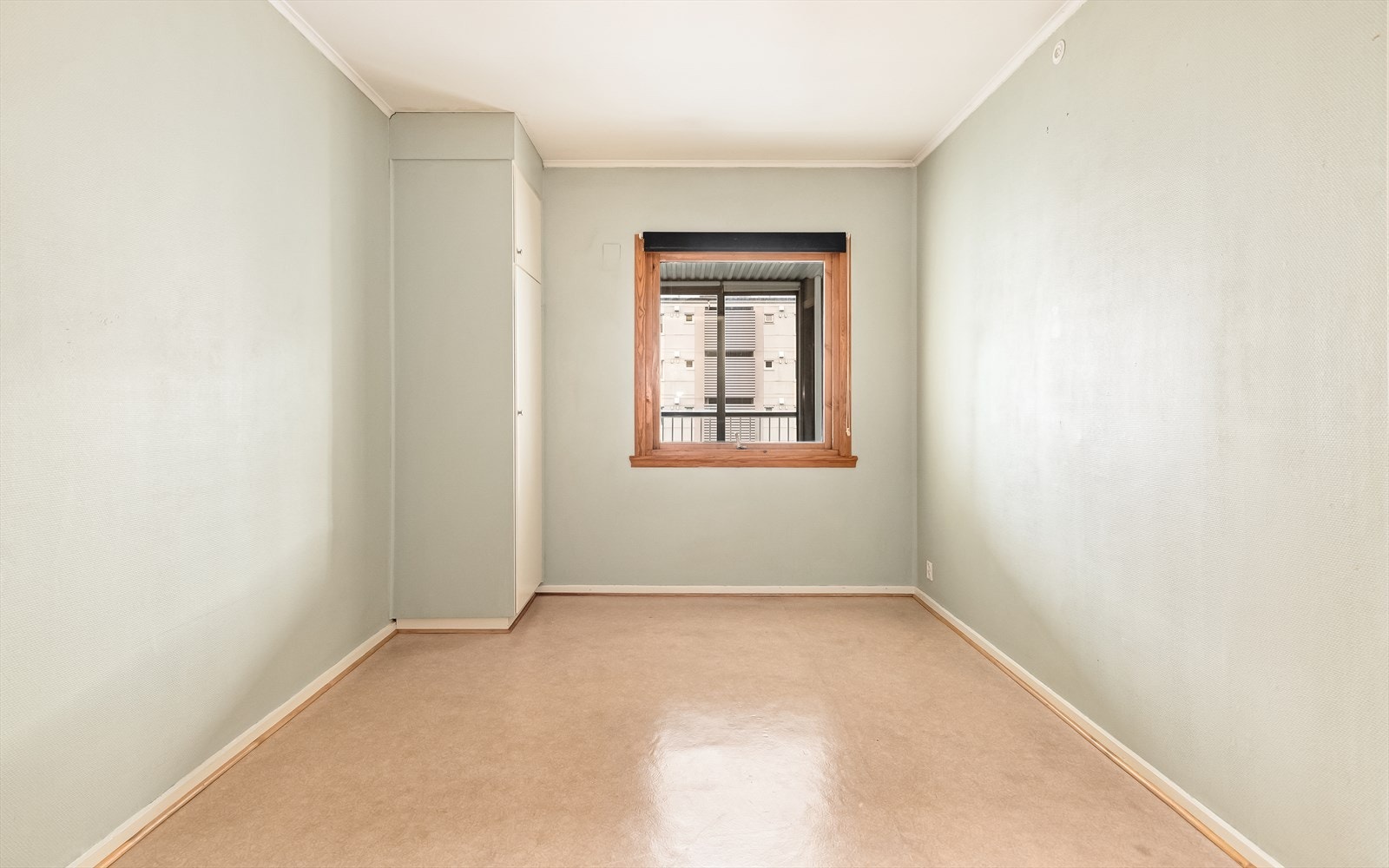 Soveromsvinduet er vendt mot den innglassede balkongen. Galleribilde